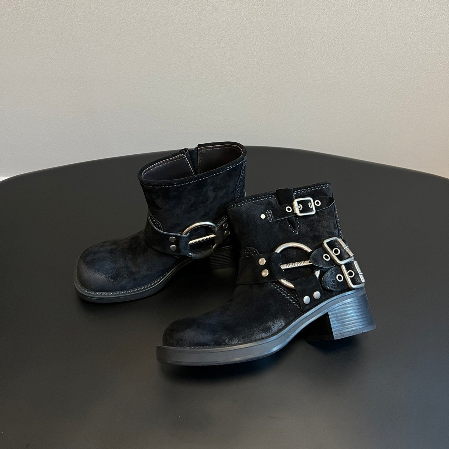 MIUMIU 26S ЧЕРЕВИКИ НА ЩИКОЛОТКУ З ЧОРНОЇ ЗАМШІ ЗІ СРІБНОЮ ФУРНІТУРОЮ