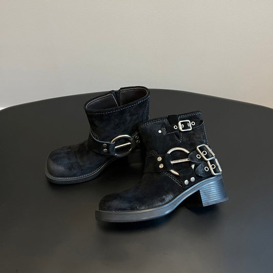 MIUMIU 26S ЧЕРЕВИКИ НА ЩИКОЛОТКУ З ЧОРНОЇ ЗАМШІ ЗІ СРІБНОЮ ФУРНІТУРОЮ