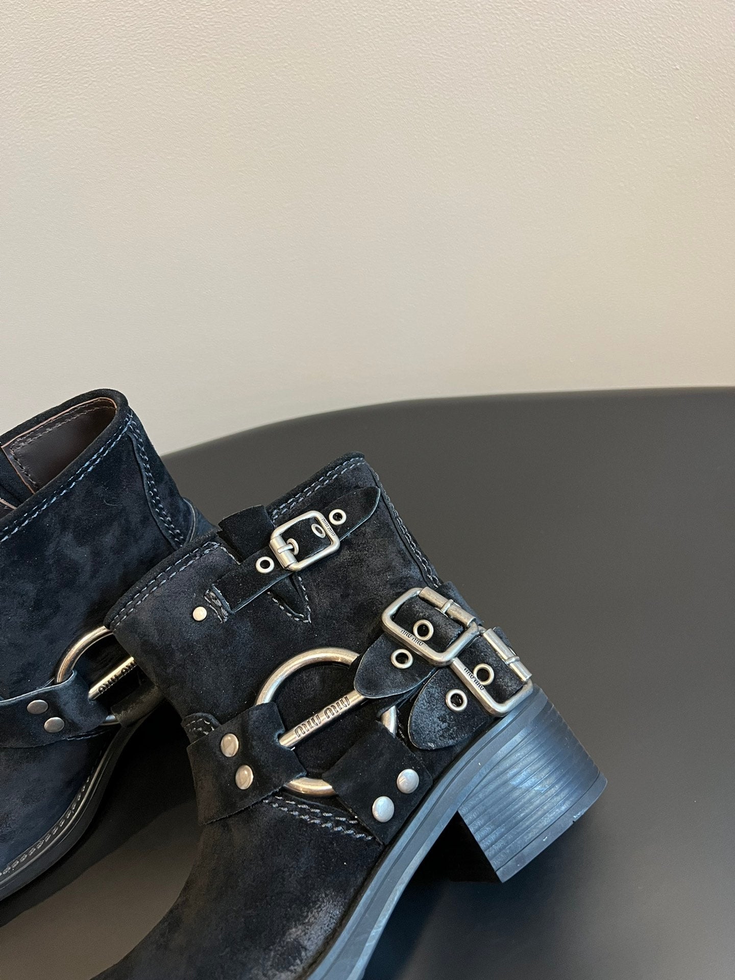 MIUMIU 26S ЧЕРЕВИКИ НА ЩИКОЛОТКУ З ЧОРНОЇ ЗАМШІ ЗІ СРІБНОЮ ФУРНІТУРОЮ
