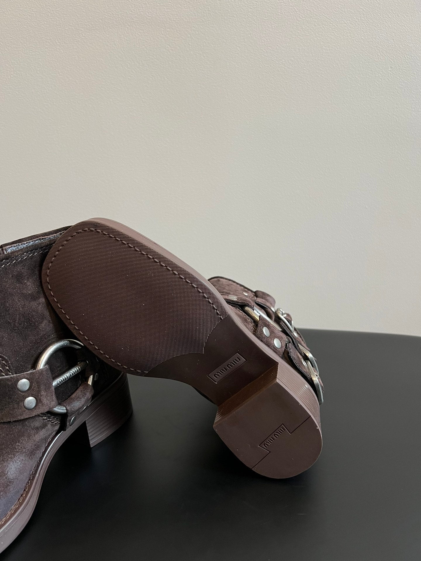 ЧЕРЕВИКИ MIUMIU 26S ДО ЩИКОЛОТКИ З ТЕМНО-КОРИЧНЕВОЇ ЗАМШІ ЗІ СРІБНОЮ ФУРНІТУРОЮ