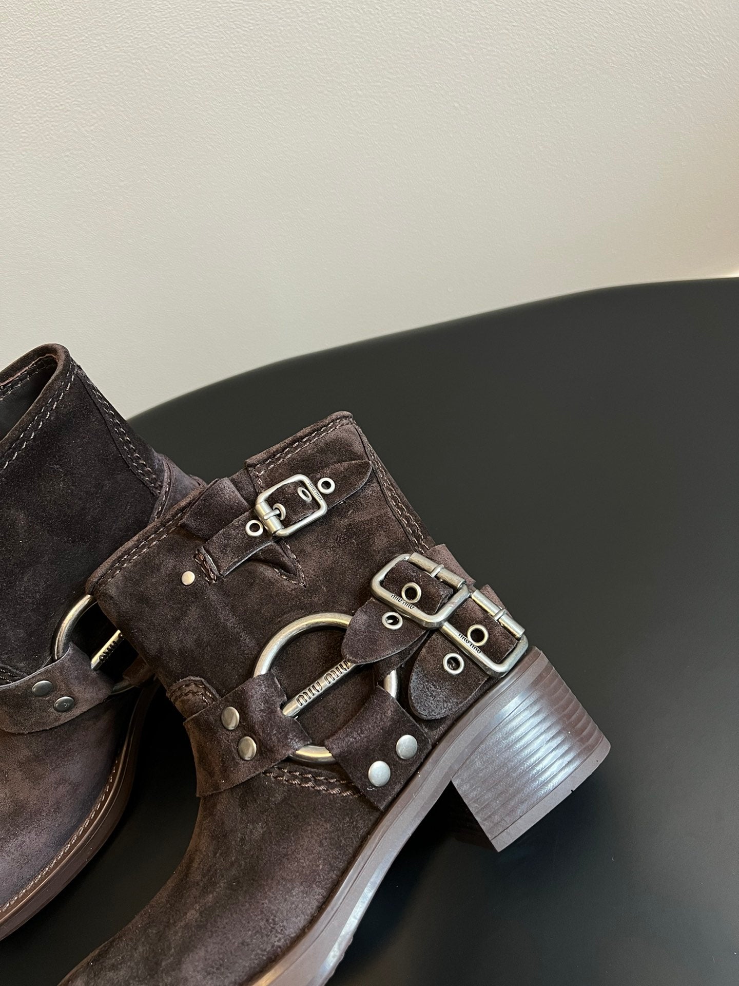 ЧЕРЕВИКИ MIUMIU 26S ДО ЩИКОЛОТКИ З ТЕМНО-КОРИЧНЕВОЇ ЗАМШІ ЗІ СРІБНОЮ ФУРНІТУРОЮ
