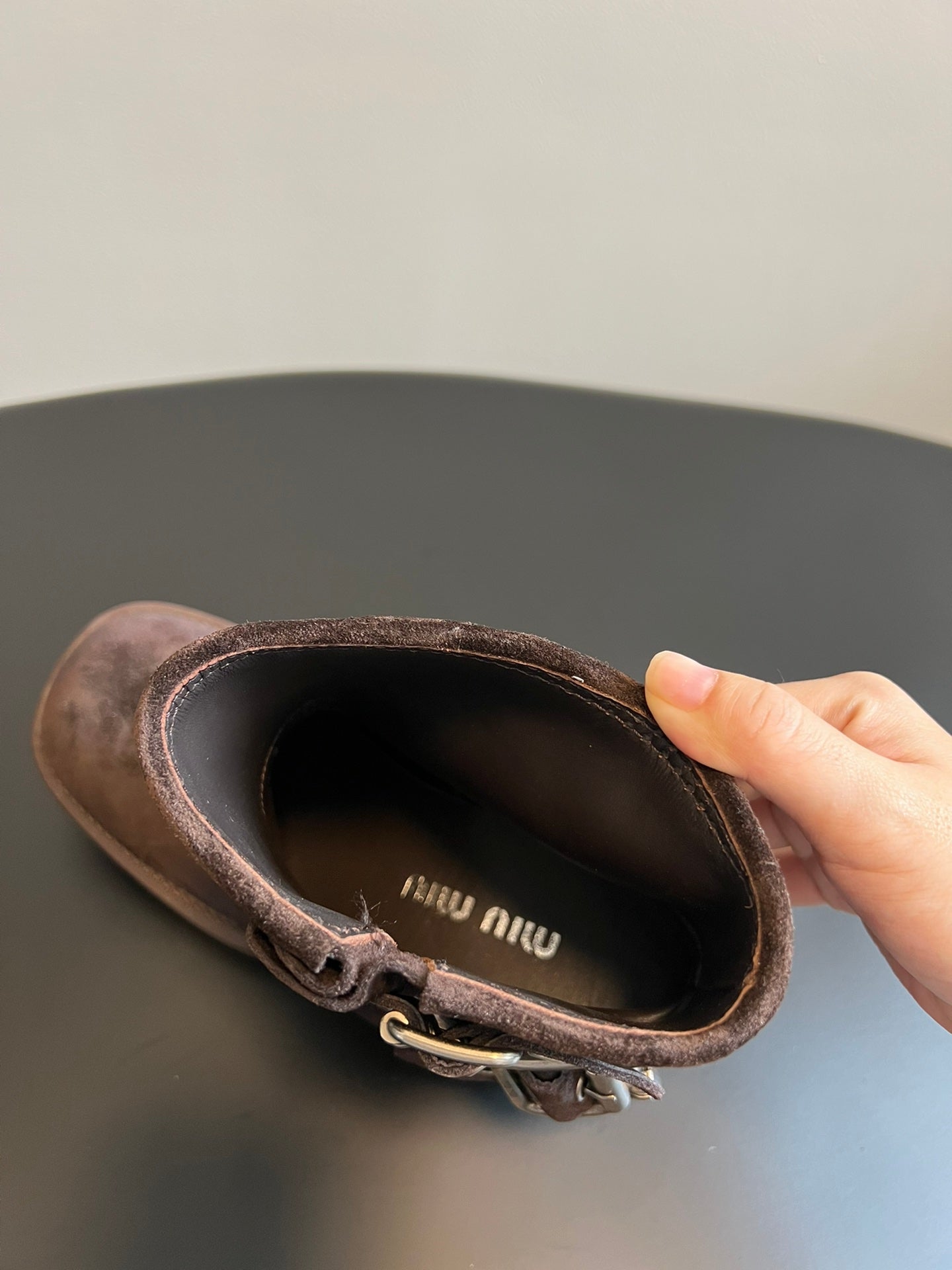 ЧЕРЕВИКИ MIUMIU 26S ДО ЩИКОЛОТКИ З ТЕМНО-КОРИЧНЕВОЇ ЗАМШІ ЗІ СРІБНОЮ ФУРНІТУРОЮ
