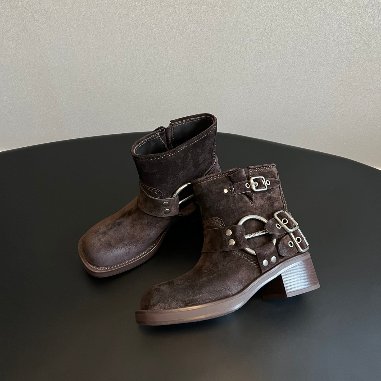 ЧЕРЕВИКИ MIUMIU 26S ДО ЩИКОЛОТКИ З ТЕМНО-КОРИЧНЕВОЇ ЗАМШІ ЗІ СРІБНОЮ ФУРНІТУРОЮ
