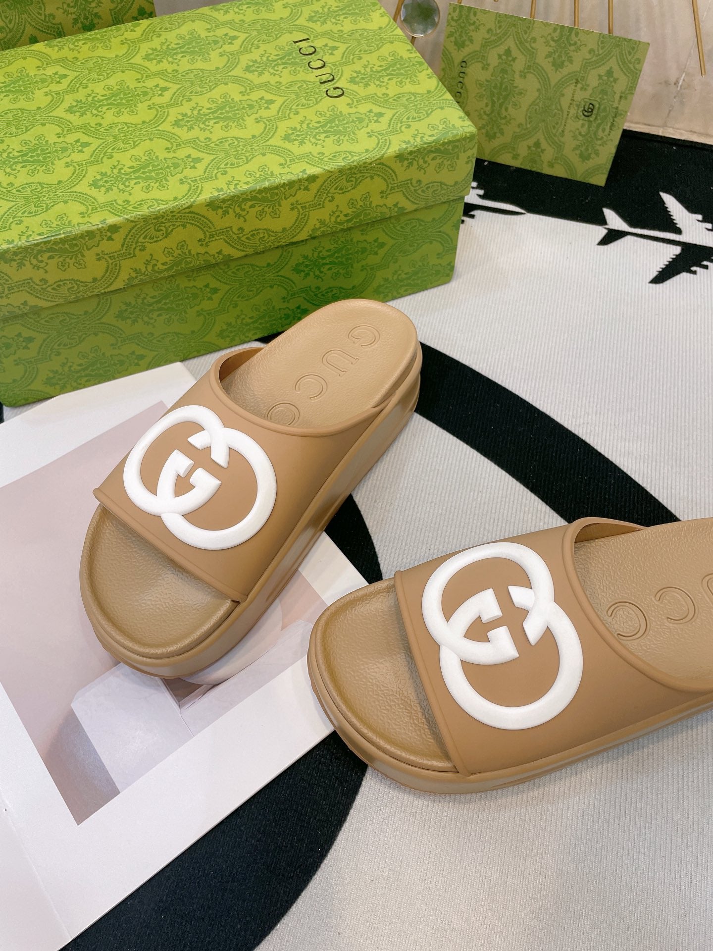 INTERLOCKING G SLIDE SANDAL IN TORTILLA BROWN IMPORTED TPU - 35