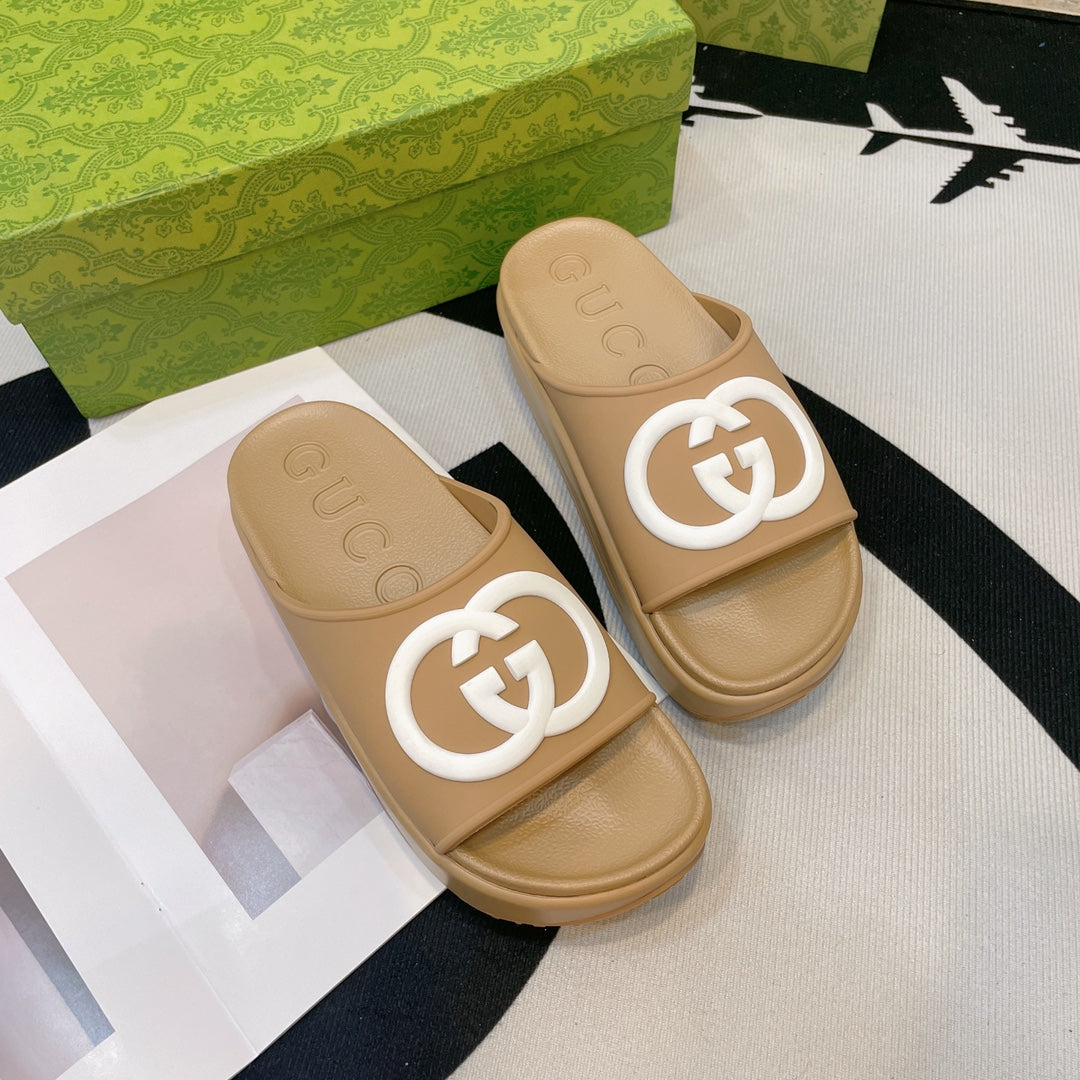 INTERLOCKING G SLIDE SANDAL IN TORTILLA BROWN IMPORTED TPU - 35