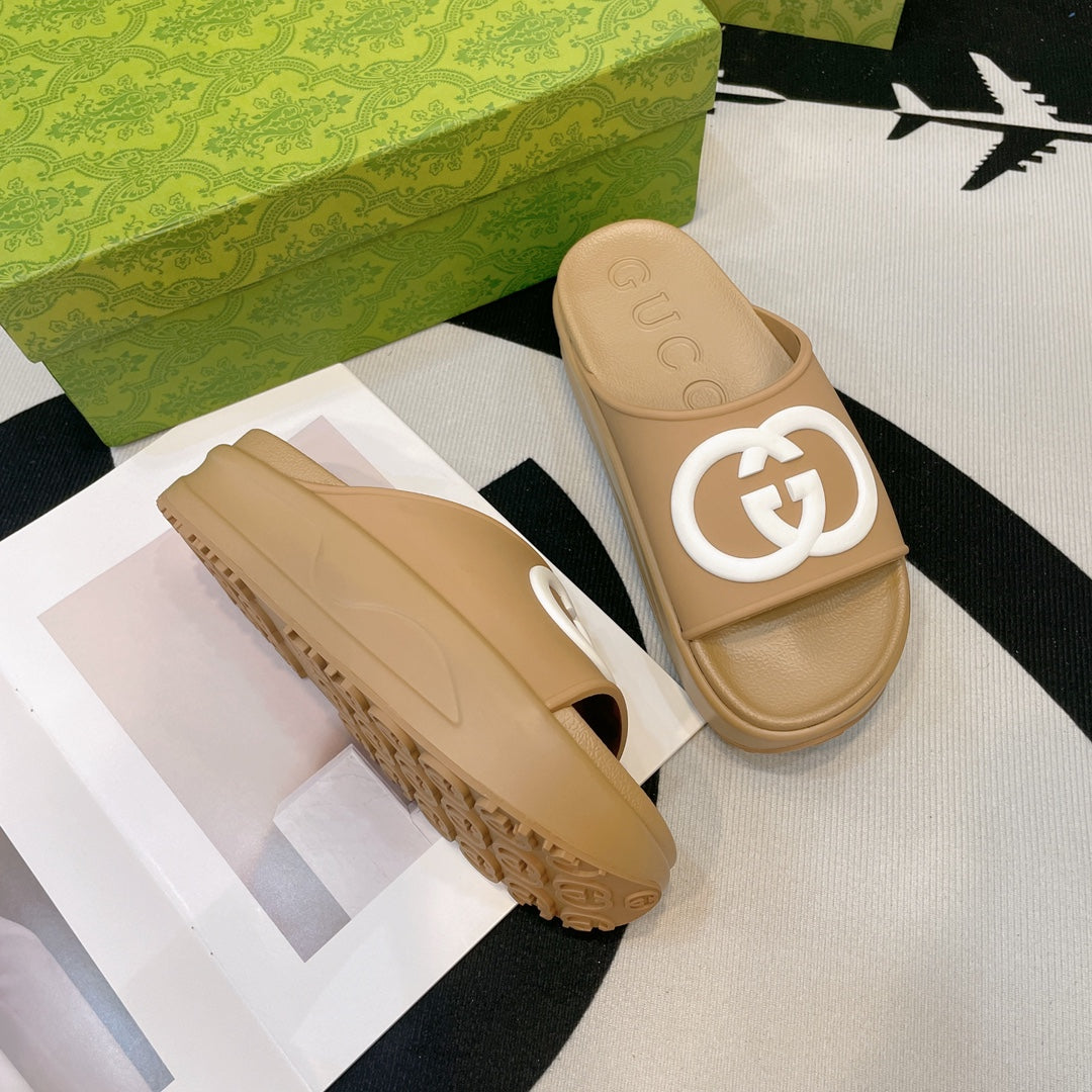 INTERLOCKING G SLIDE SANDAL IN TORTILLA BROWN IMPORTED TPU - 35