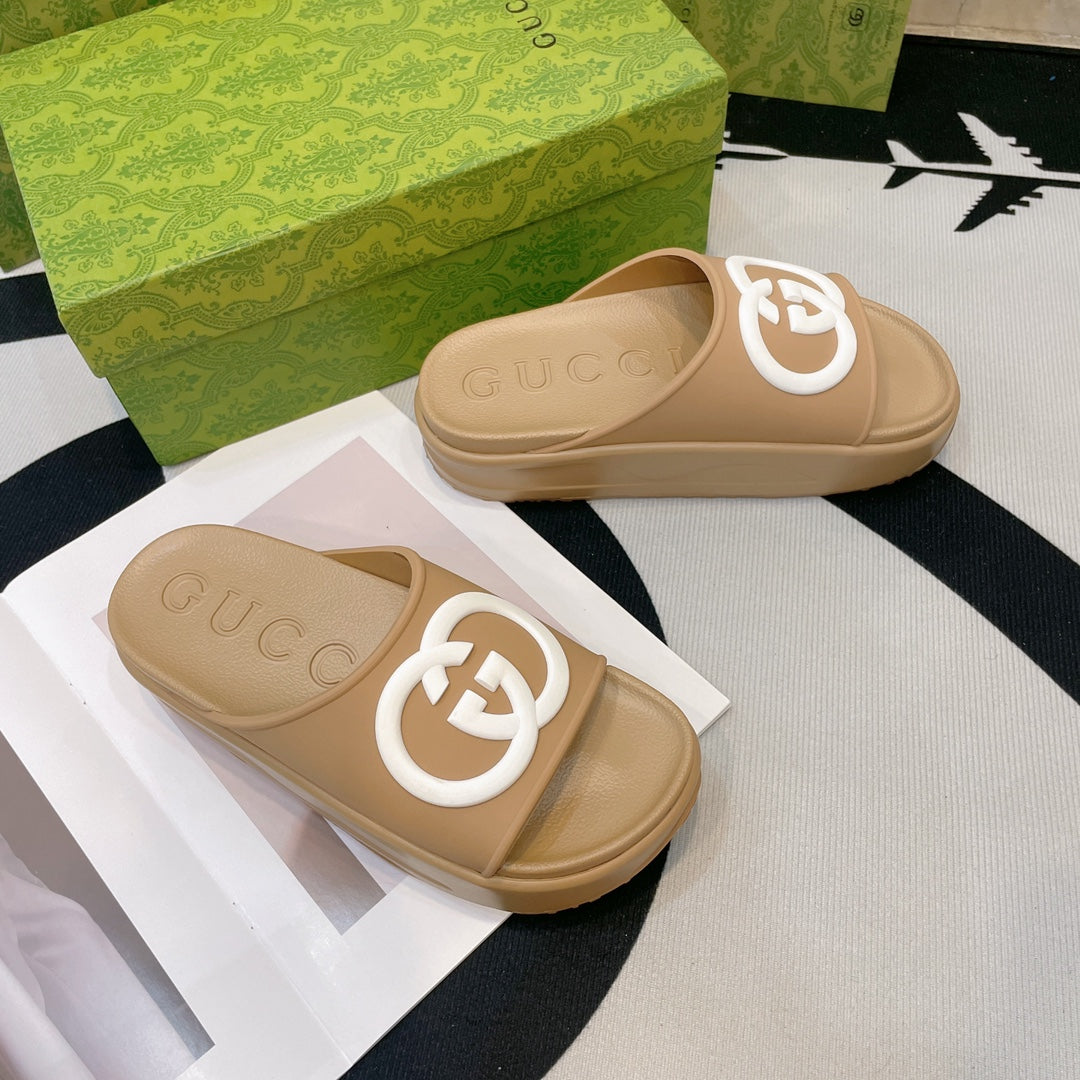 INTERLOCKING G SLIDE SANDAL IN TORTILLA BROWN IMPORTED TPU - 35