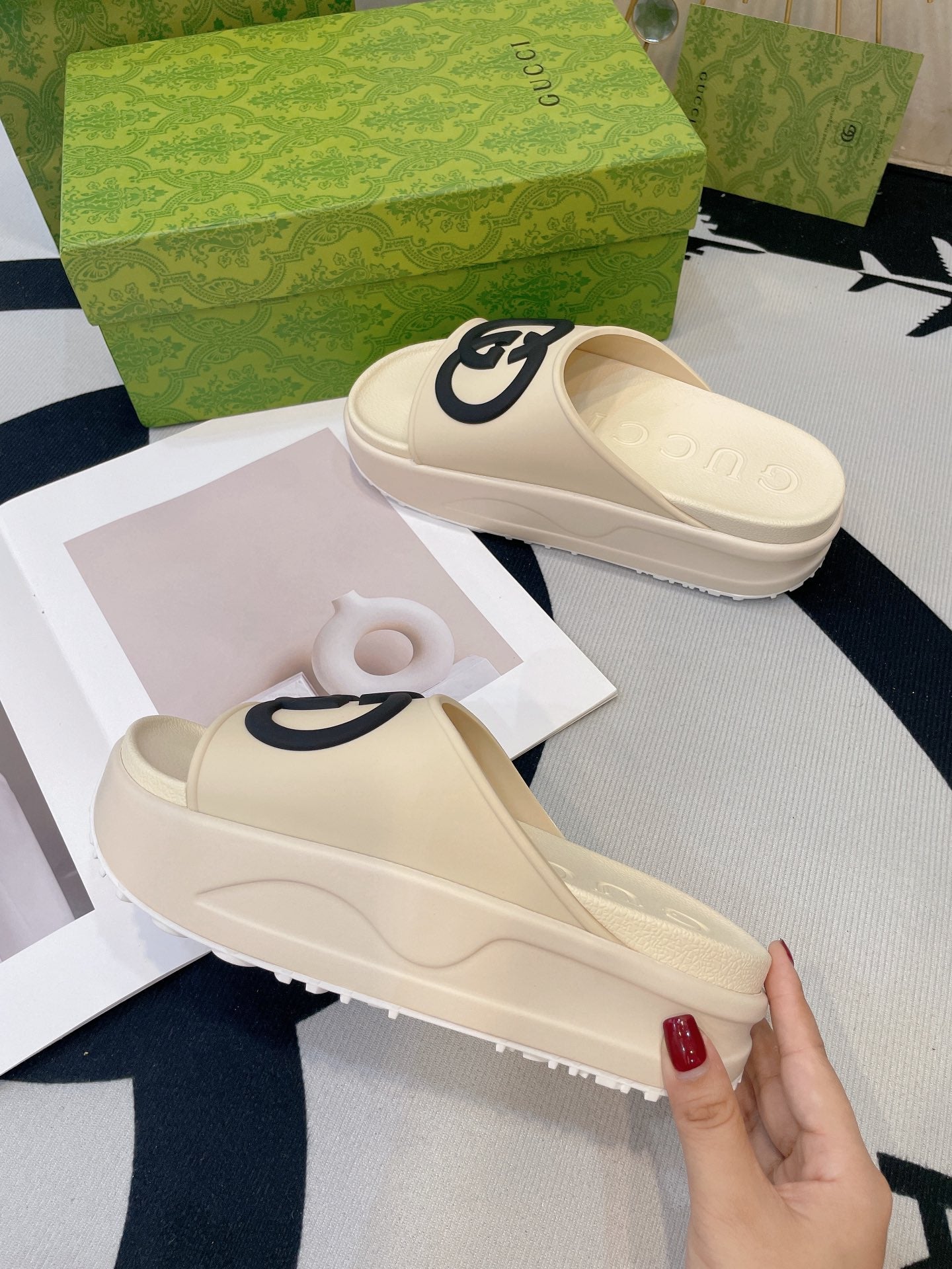 INTERLOCKING G SLIDE SANDAL IN WHITE CREAM IMPORTED TPU - 35