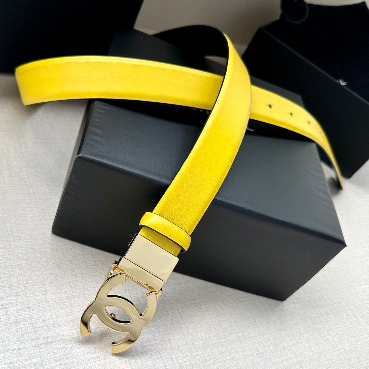 CC 30MM BELT IN BRIGHT YELLOW AND BLACK CALFSKIN WITH GOLD HARDWARE - 30