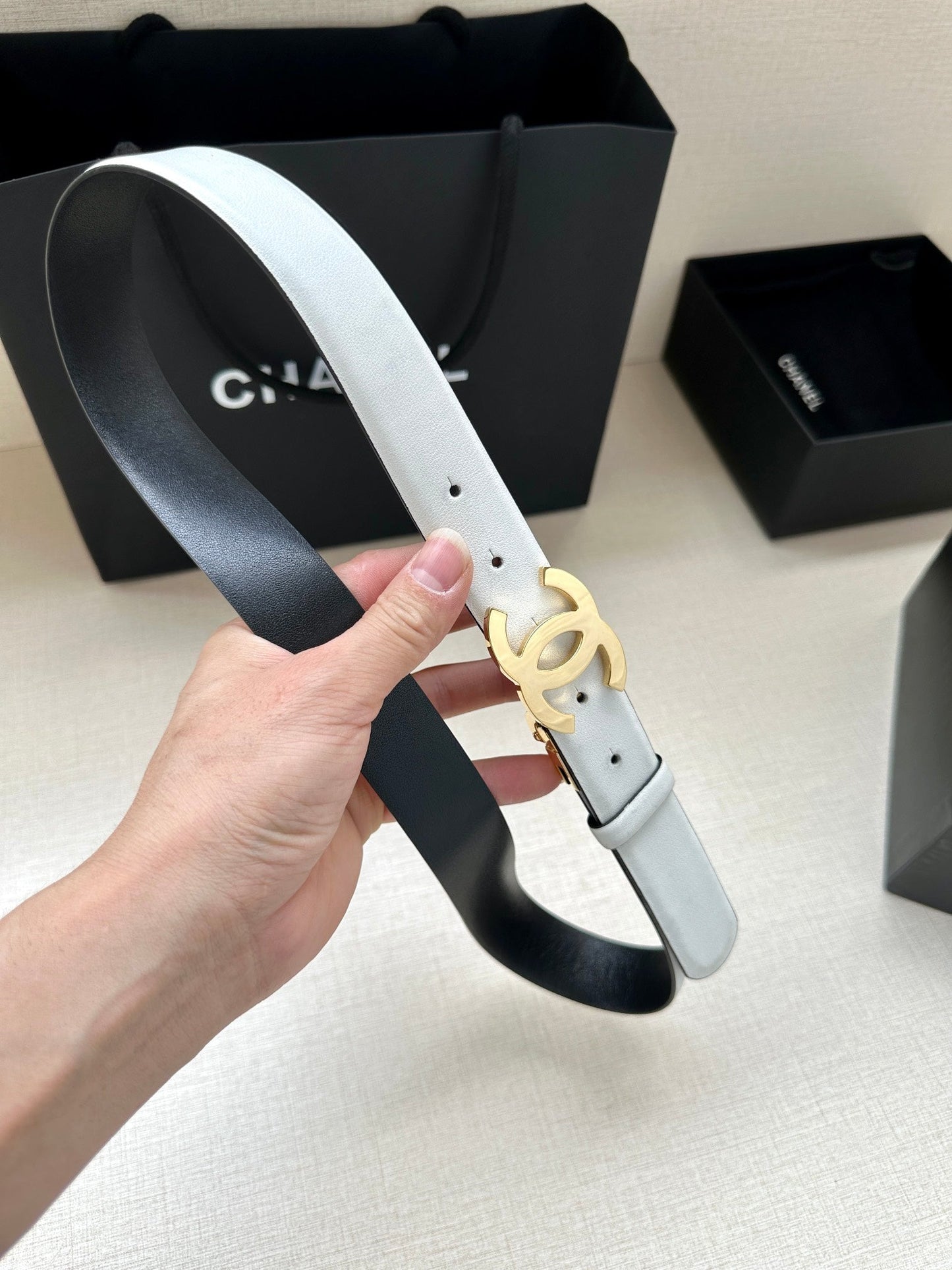 CC 30MM BELT IN WHITE AND BLACK CALFSKIN WITH GOLD HARDWARE - 30
