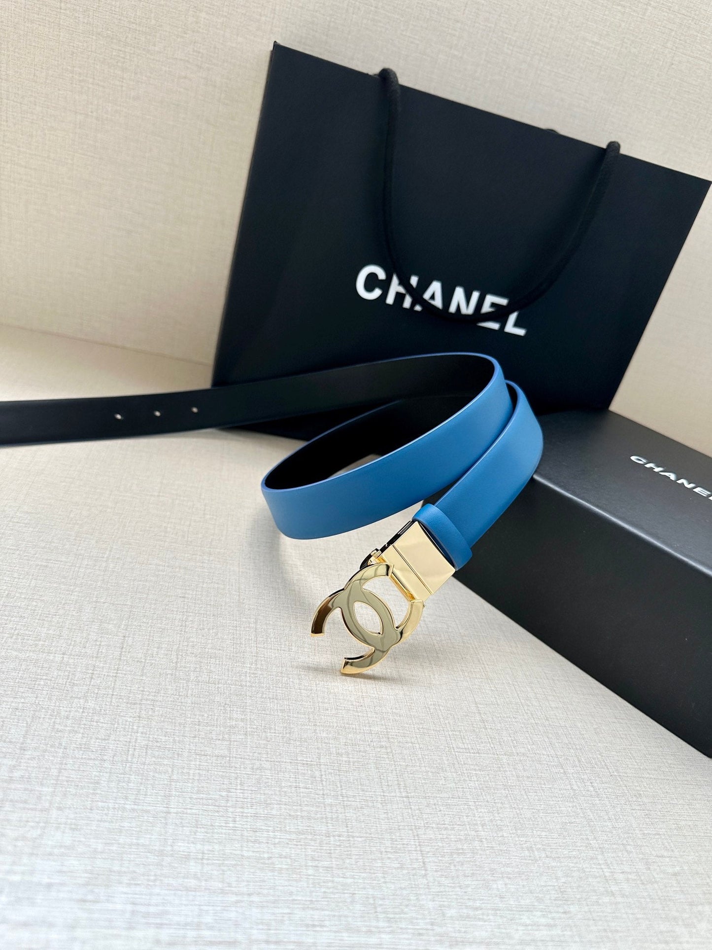 CC 30MM BELT IN BLUE AND BLACK CALFSKIN WITH GOLD HARDWARE - 30