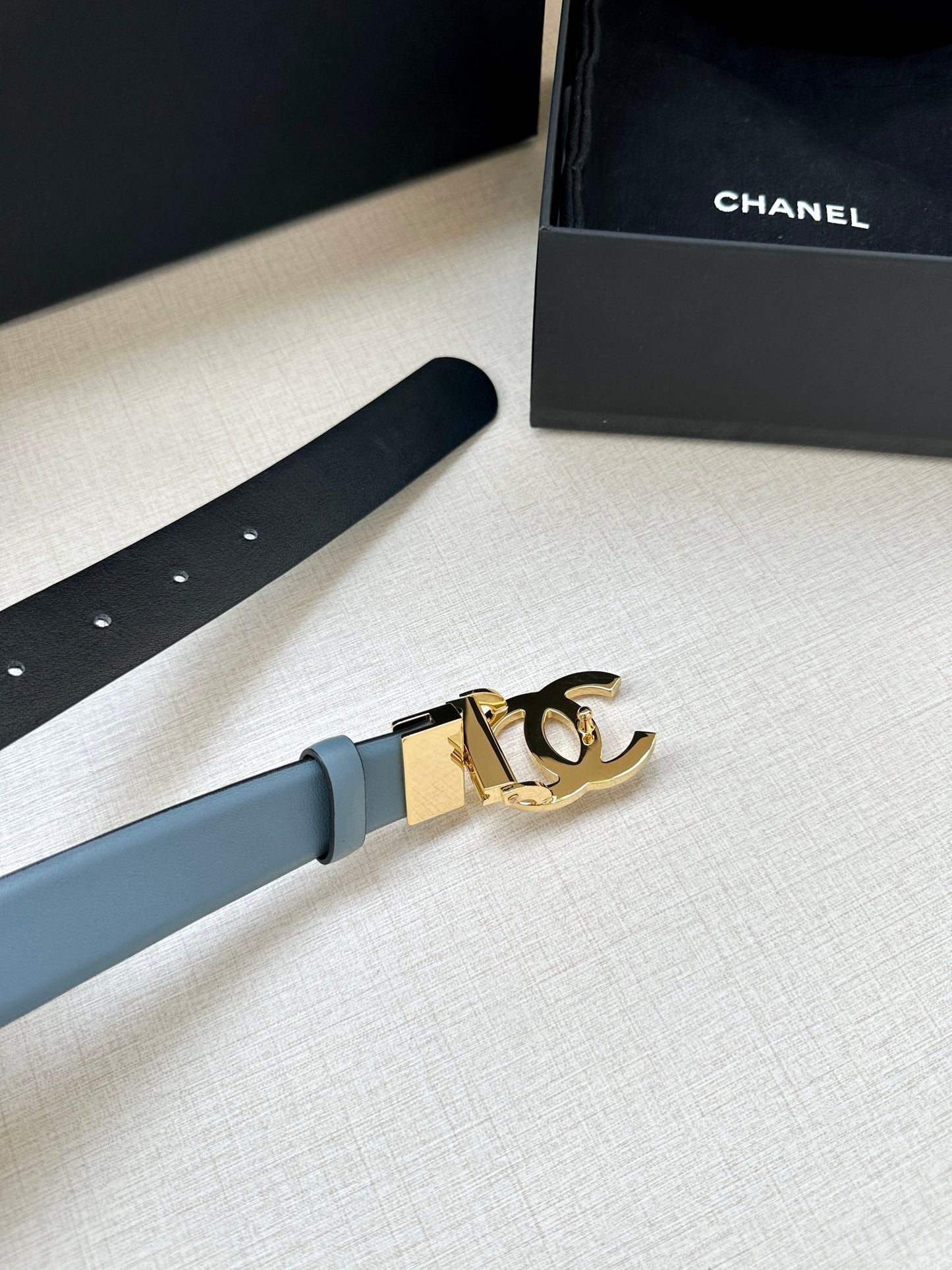 CC 30MM BELT IN STONE BLUE AND BLACK CALFSKIN WITH GOLD HARDWARE - 30