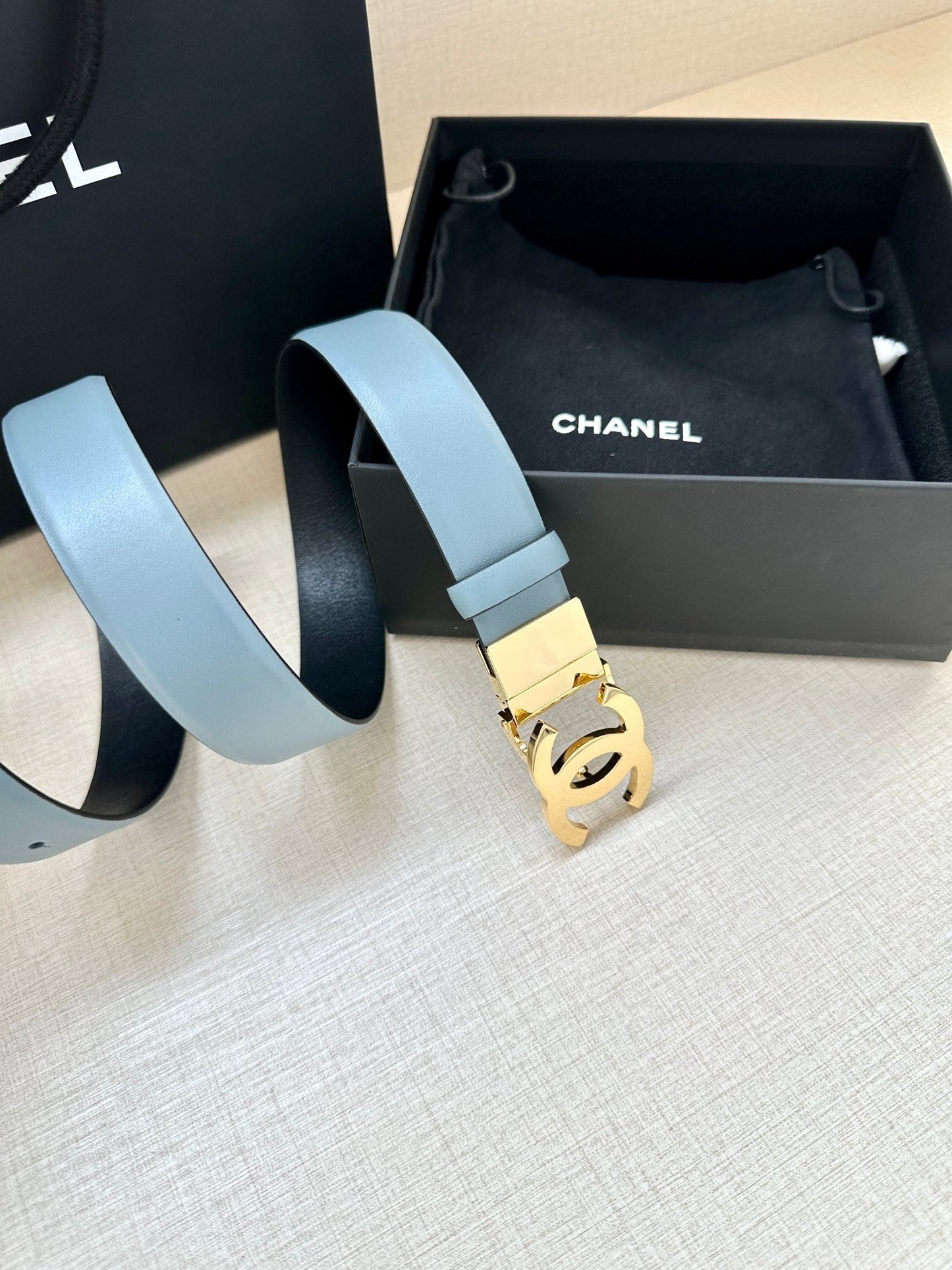 CC 30MM BELT IN STONE BLUE AND BLACK CALFSKIN WITH GOLD HARDWARE - 30