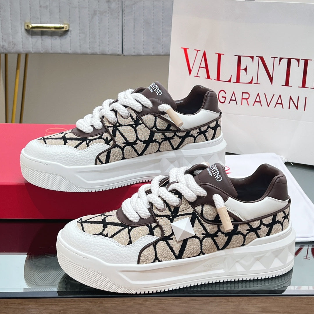 VALENTINO 25S GARAVANI ONE STUD XL PLATFORM SNEAKERS IN WHITE LAMBSKIN AND BEIGE CANVAS - 35