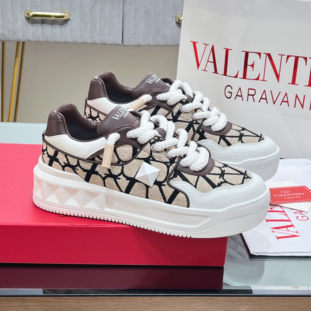 VALENTINO 25S GARAVANI ONE STUD XL PLATFORM SNEAKERS IN WHITE LAMBSKIN AND BEIGE CANVAS - 35