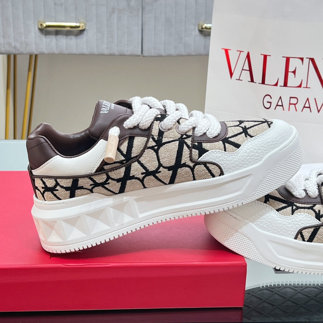 VALENTINO 25S GARAVANI ONE STUD XL PLATFORM SNEAKERS IN WHITE LAMBSKIN AND BEIGE CANVAS - 35