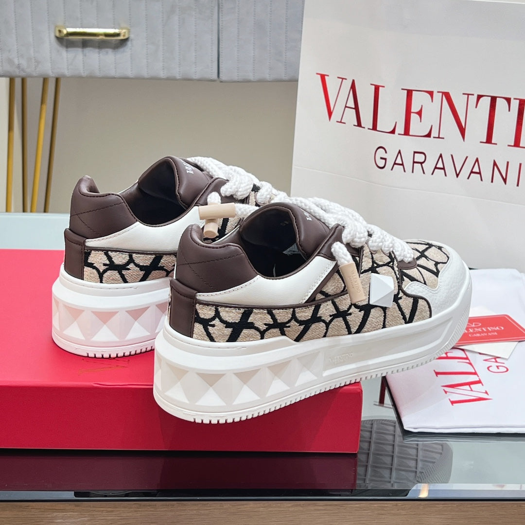 VALENTINO 25S GARAVANI ONE STUD XL PLATFORM SNEAKERS IN WHITE LAMBSKIN AND BEIGE CANVAS - 35
