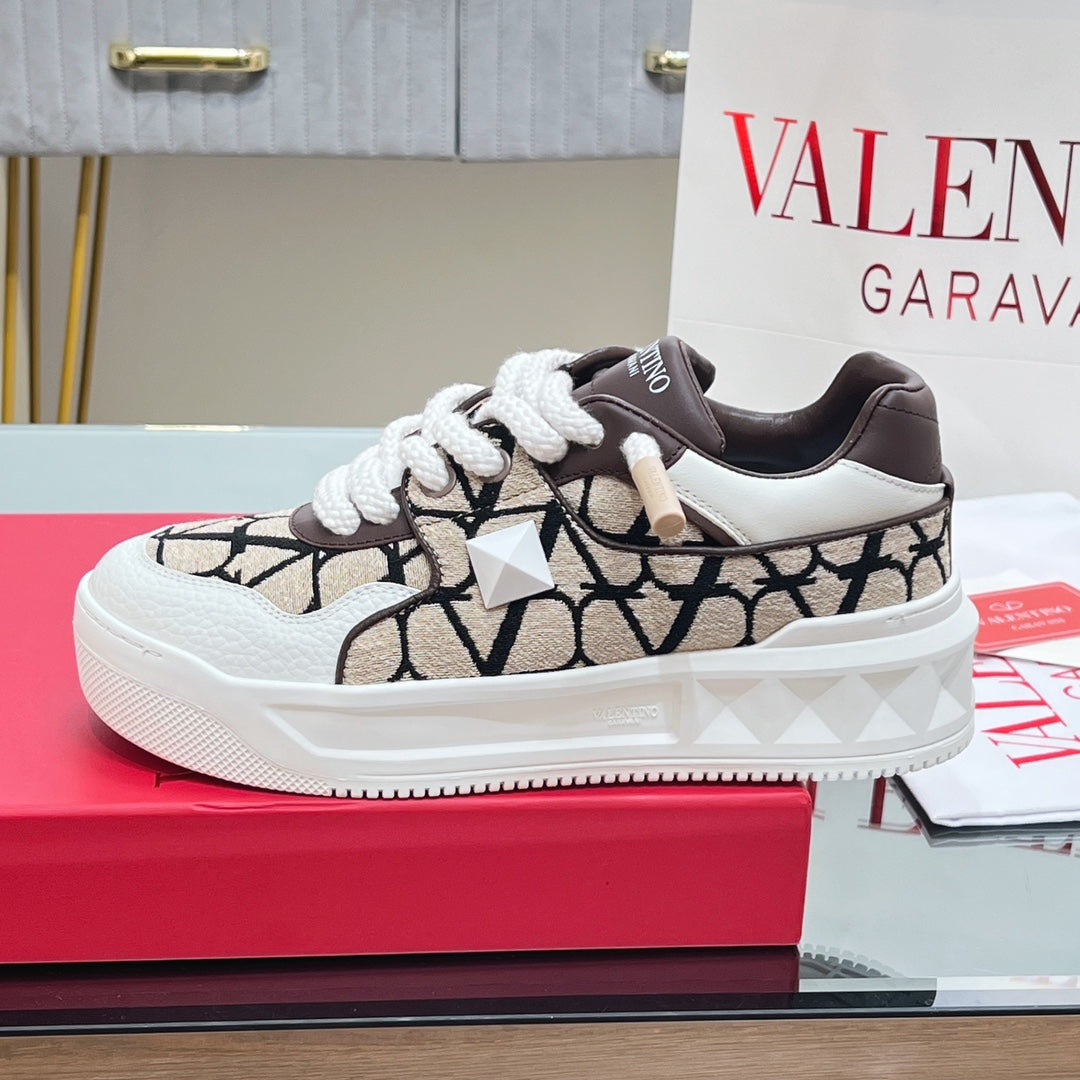 VALENTINO 25S GARAVANI ONE STUD XL PLATFORM SNEAKERS IN WHITE LAMBSKIN AND BEIGE CANVAS - 35