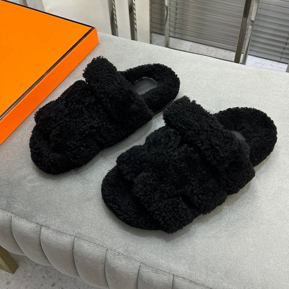 CHYPRE SLIPPERS IN BLACK LAMB WOOL - 35