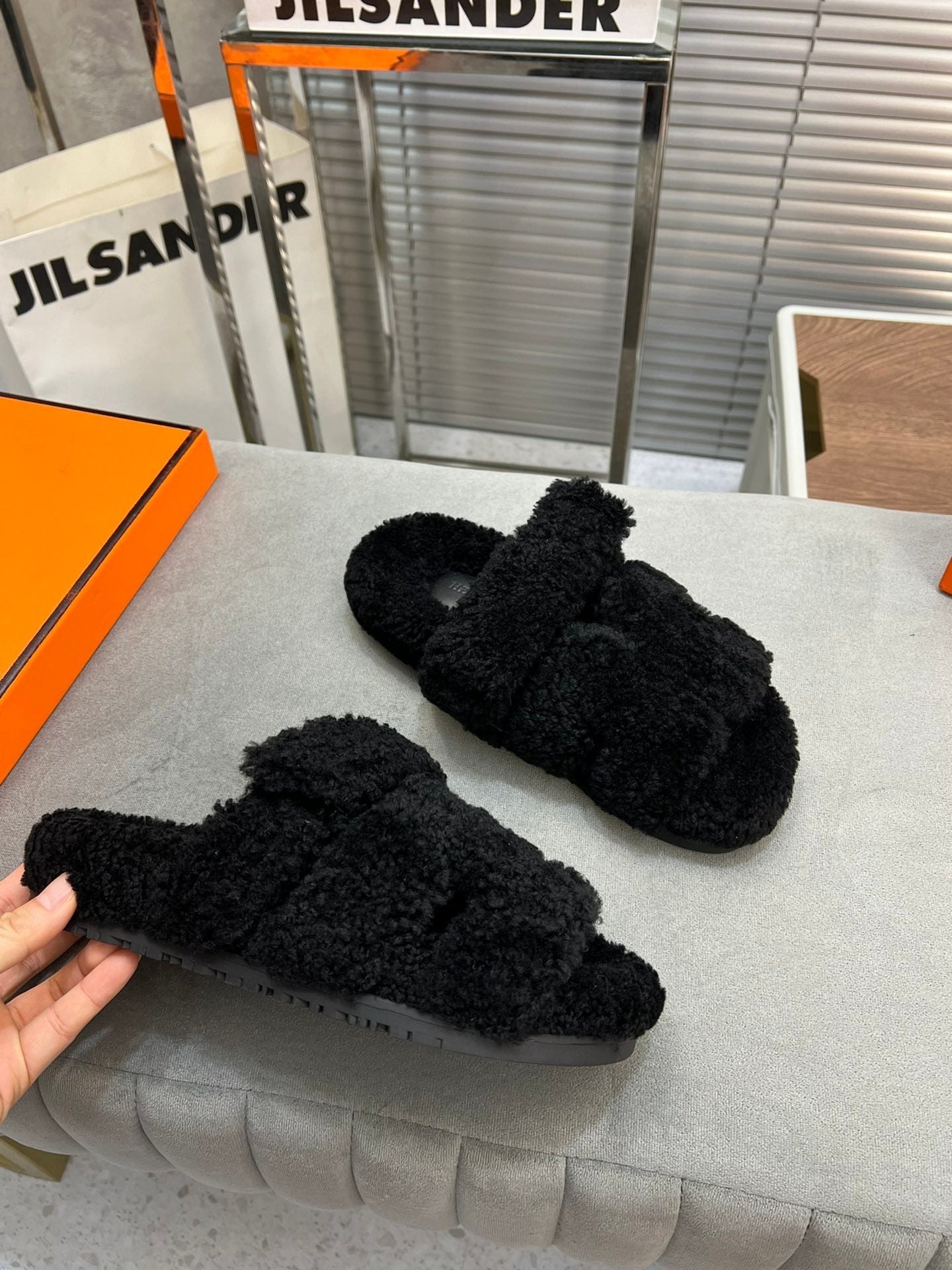 CHYPRE SLIPPERS IN BLACK LAMB WOOL - 35
