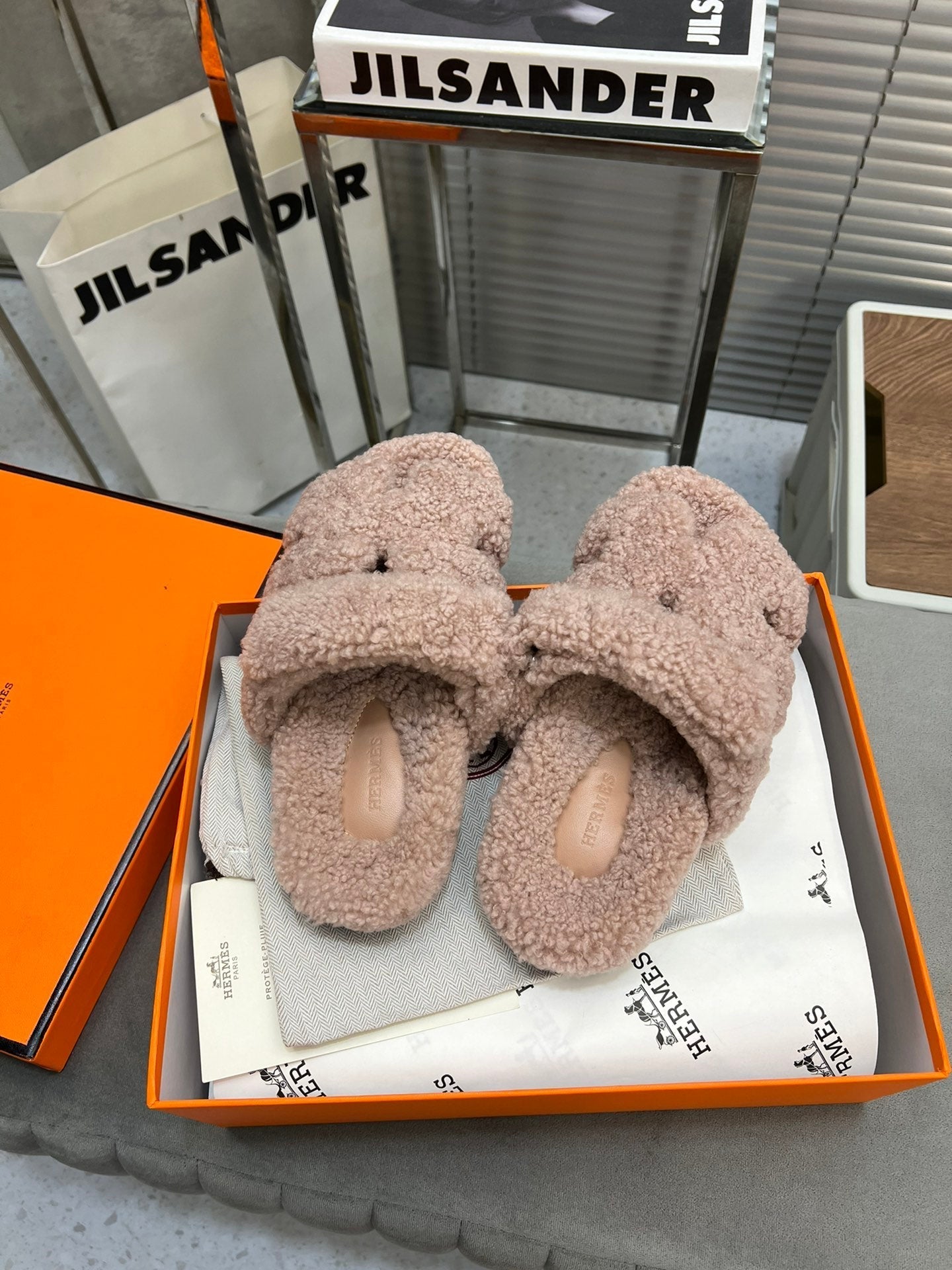 CHYPRE SLIPPERS IN ROSY BROWN LAMB WOOL - 35