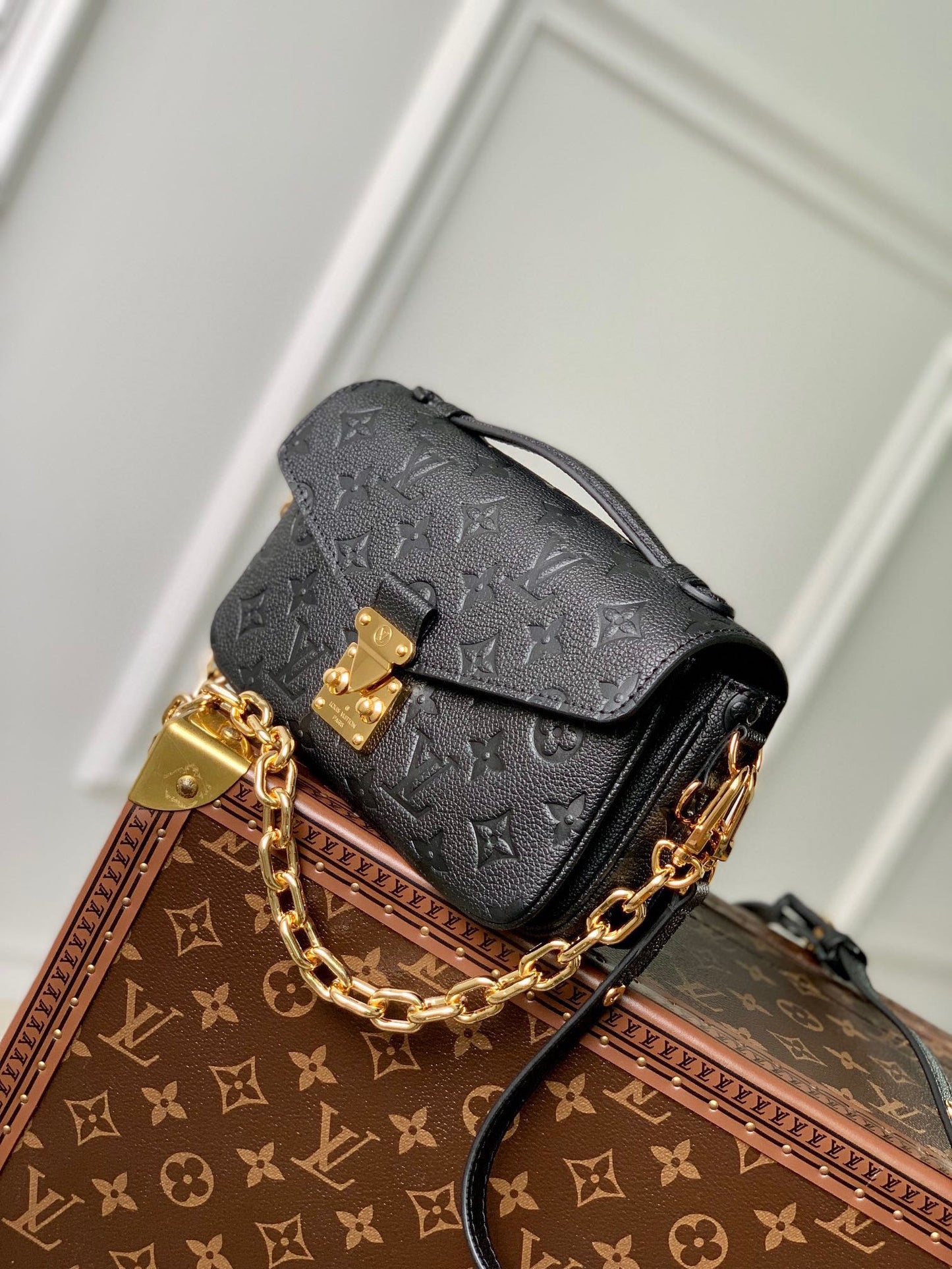 POCHETTE MÉTIS EAST WEST 21 IN GUN METAL EMBOSSED CALFSKIN GOLD HARDWARE