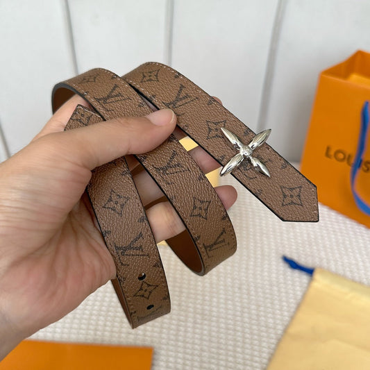 ДВОСТОРОННІЙ РЕМІНЬ LV FLOWERGRAM 25 ММ З КОРИЧНЕВОЇ ТЕЛЯЧОЇ ШКІРИ З МОНОГРАМОЮ ТА СРІБНОЮ ФУРНІТУРОЮ – 30