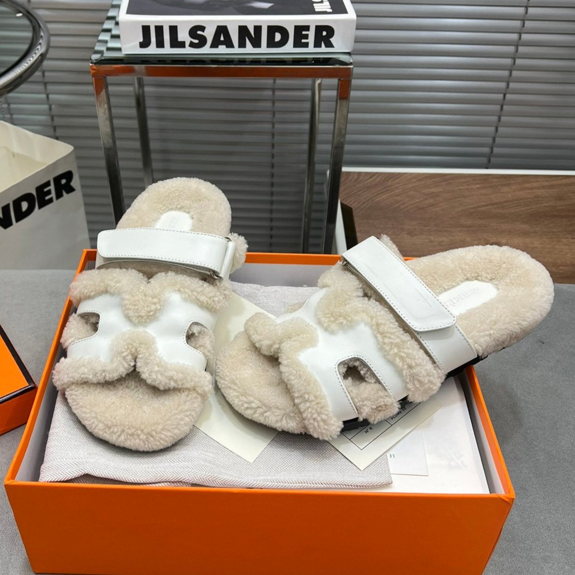 CHYPRE SLIPPERS IN BEIGE LAMB WOOL AND WHITE CALFSKIN - 35