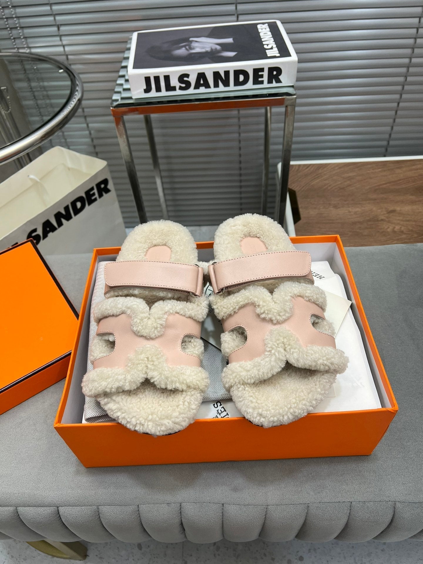 CHYPRE SLIPPERS IN BEIGE LAMB WOOL AND BABY PINK CALFSKIN - 35