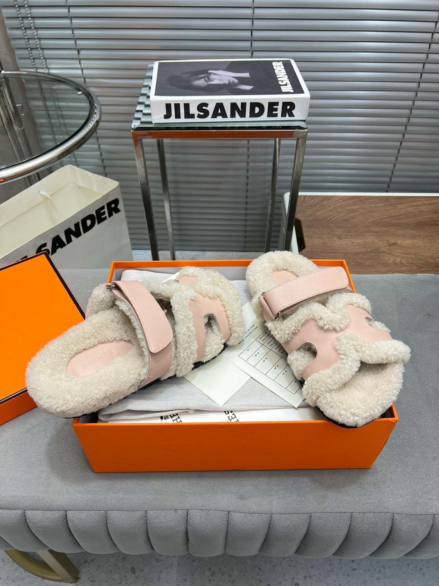 CHYPRE SLIPPERS IN BEIGE LAMB WOOL AND BABY PINK CALFSKIN - 35