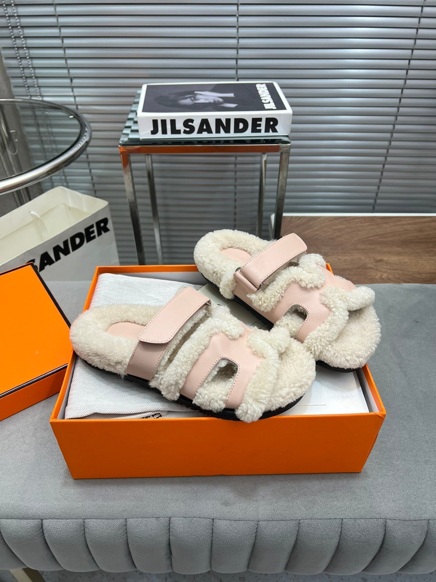CHYPRE SLIPPERS IN BEIGE LAMB WOOL AND BABY PINK CALFSKIN - 35