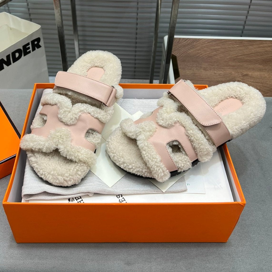 CHYPRE SLIPPERS IN BEIGE LAMB WOOL AND BABY PINK CALFSKIN - 35