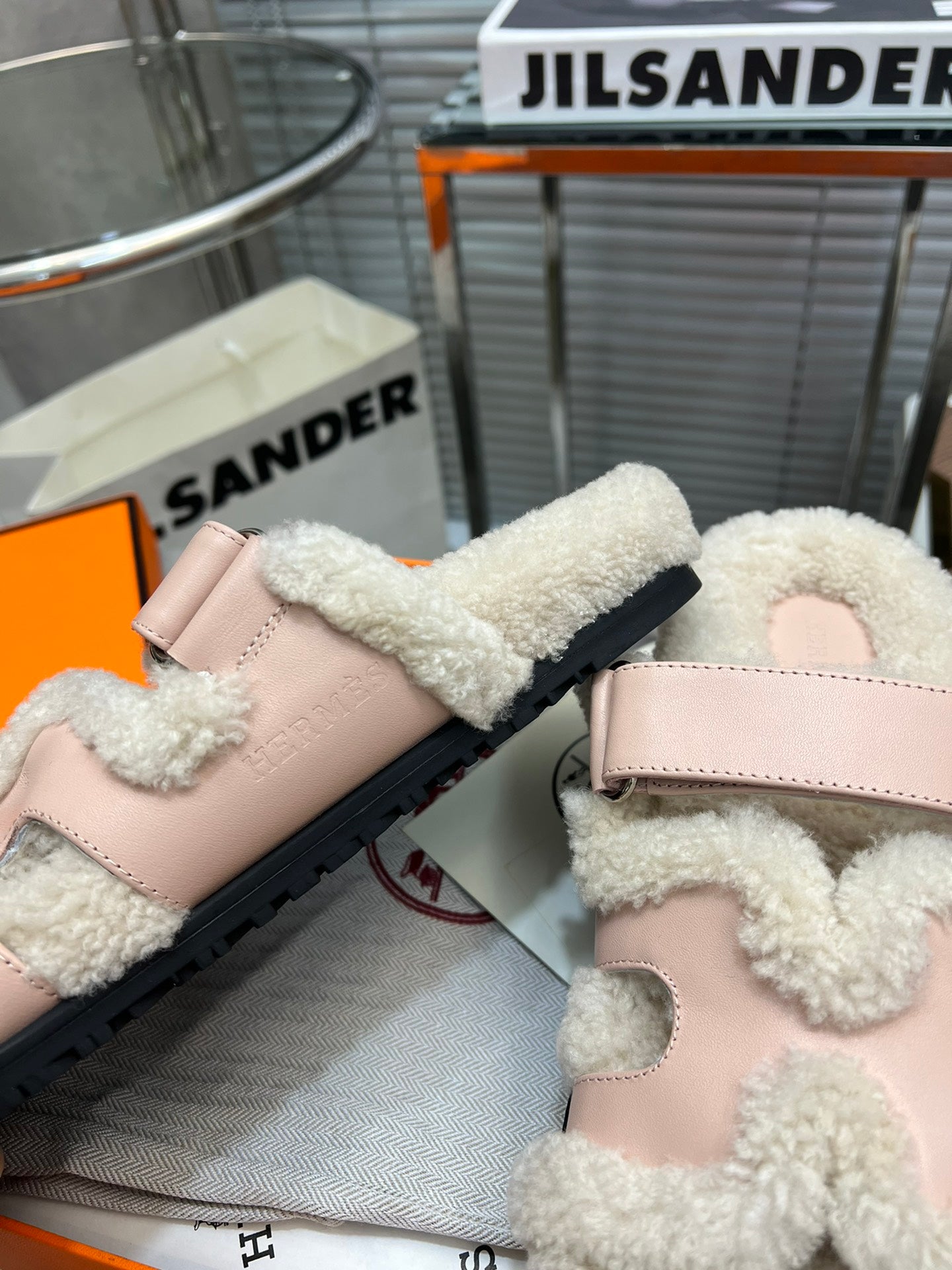 CHYPRE SLIPPERS IN BEIGE LAMB WOOL AND BABY PINK CALFSKIN - 35