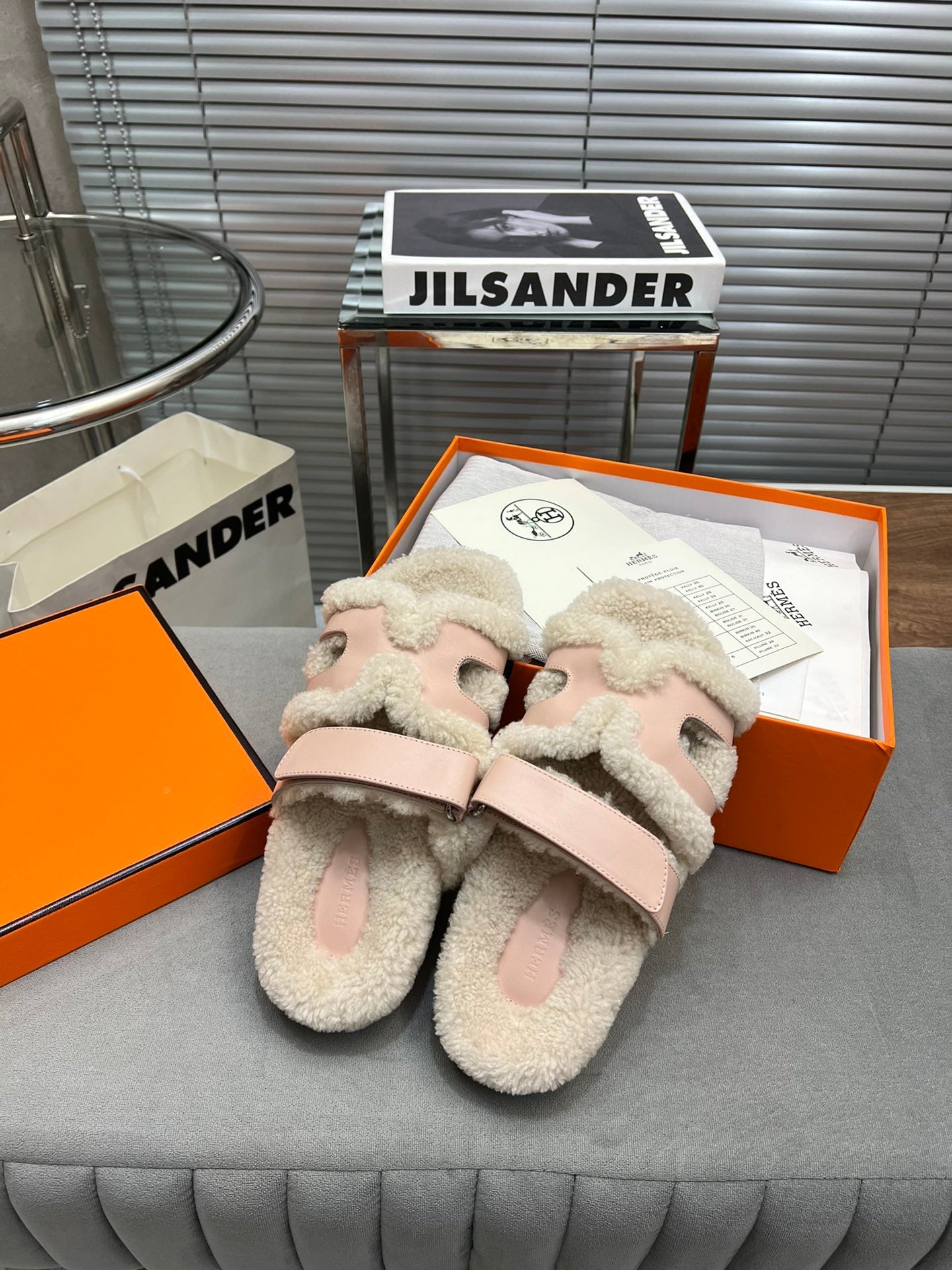 CHYPRE SLIPPERS IN BEIGE LAMB WOOL AND BABY PINK CALFSKIN - 35