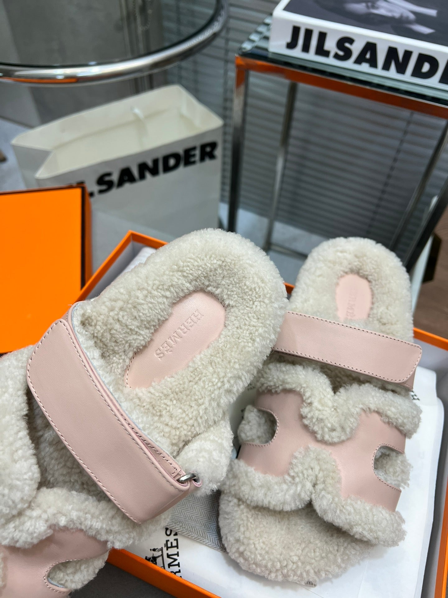 CHYPRE SLIPPERS IN BEIGE LAMB WOOL AND BABY PINK CALFSKIN - 35