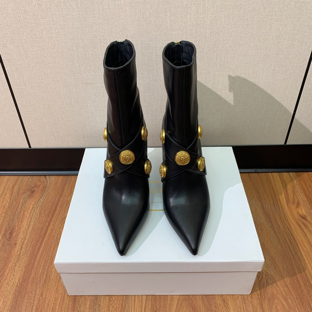 ЧОБОТИ BALMAIN 26S 105 ММ З ЧОРНОЇ ТЕЛЯЧОЇ ШКІРИ ІЗ ЗОЛОТОЮ ФУРНІТУРОЮ, СТИЛЬ 2