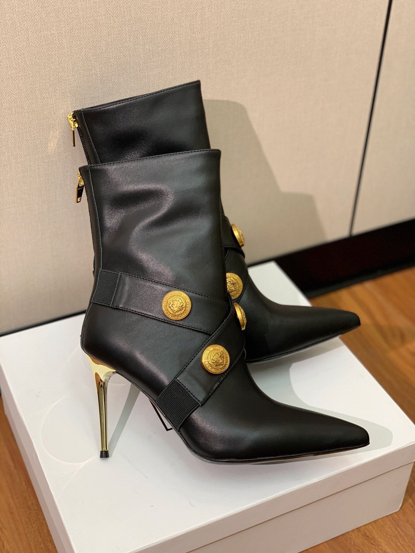 ЧОБОТИ BALMAIN 26S 105 ММ З ЧОРНОЇ ТЕЛЯЧОЇ ШКІРИ ІЗ ЗОЛОТОЮ ФУРНІТУРОЮ, СТИЛЬ 2