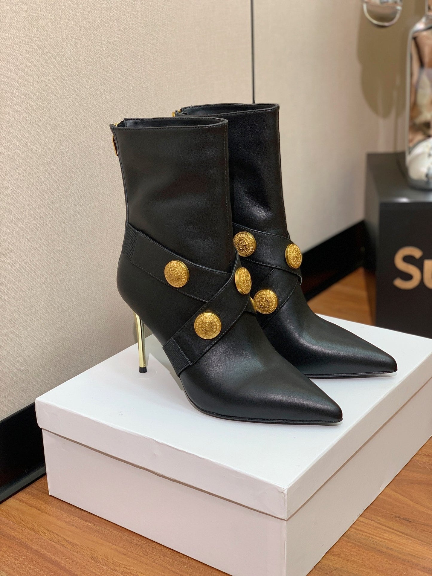ЧОБОТИ BALMAIN 26S 105 ММ З ЧОРНОЇ ТЕЛЯЧОЇ ШКІРИ ІЗ ЗОЛОТОЮ ФУРНІТУРОЮ, СТИЛЬ 2