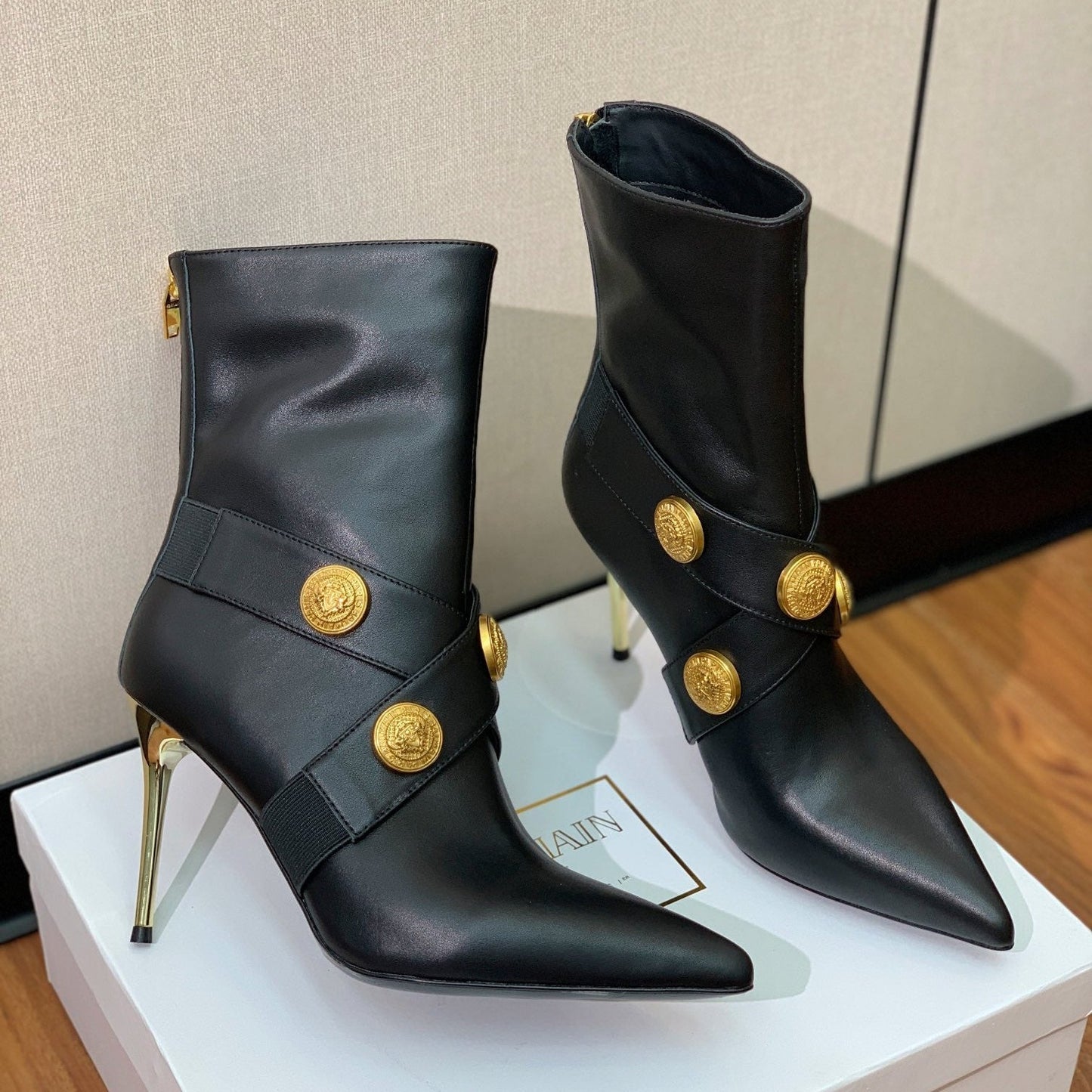 ЧОБОТИ BALMAIN 26S 105 ММ З ЧОРНОЇ ТЕЛЯЧОЇ ШКІРИ ІЗ ЗОЛОТОЮ ФУРНІТУРОЮ, СТИЛЬ 2