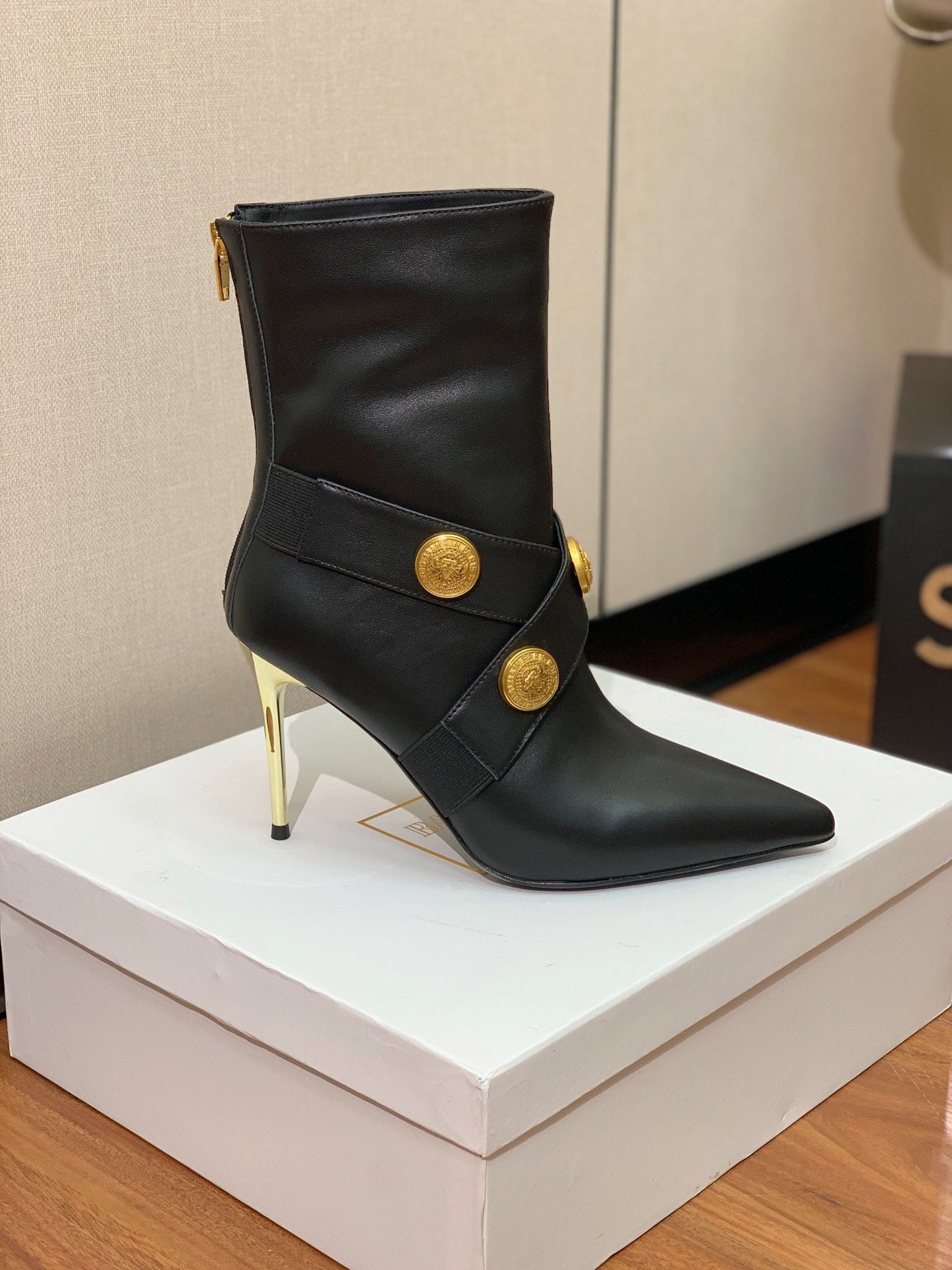 ЧОБОТИ BALMAIN 26S 105 ММ З ЧОРНОЇ ТЕЛЯЧОЇ ШКІРИ ІЗ ЗОЛОТОЮ ФУРНІТУРОЮ, СТИЛЬ 2