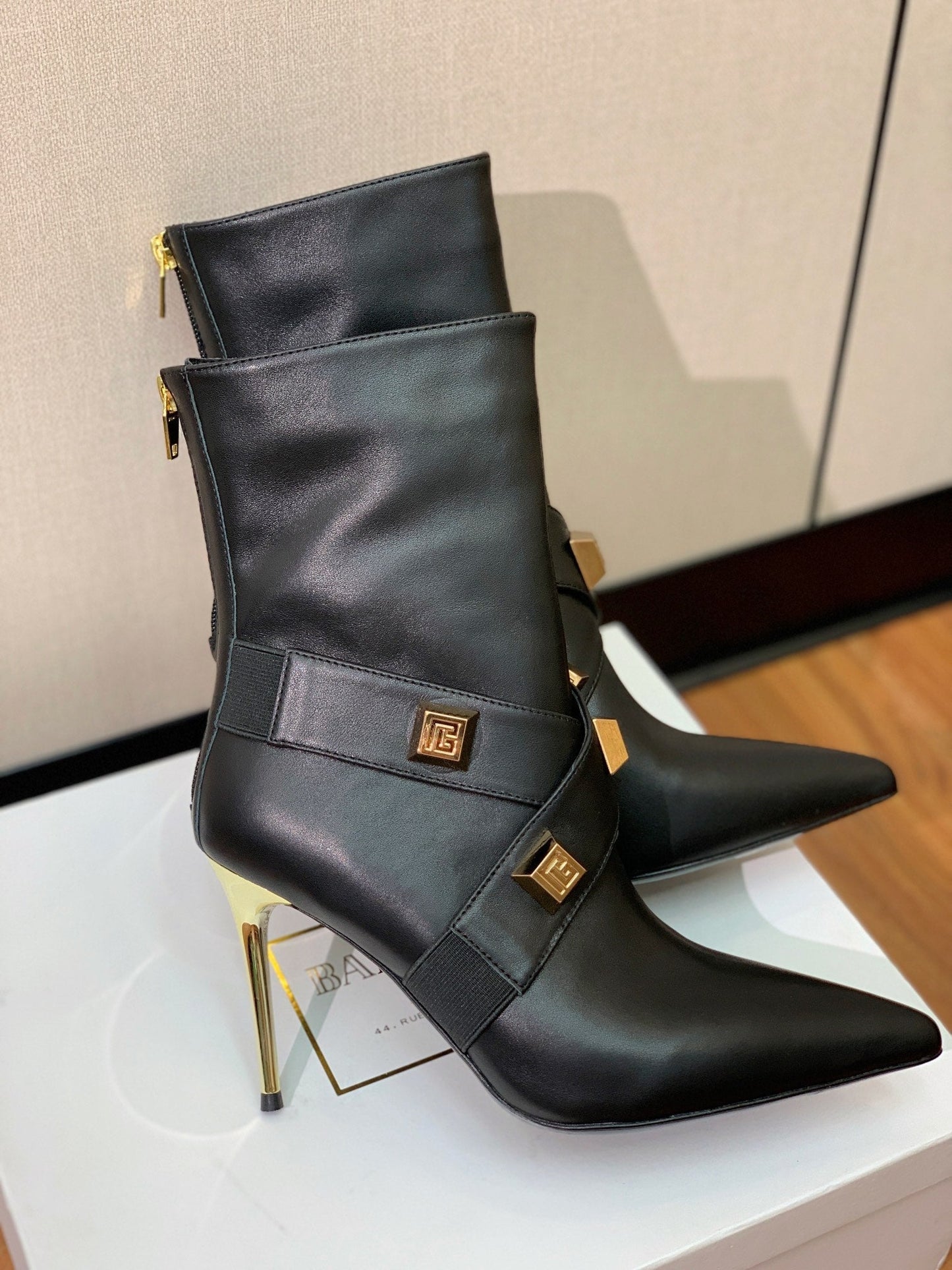 ЧОБОТИ BALMAIN 26S 105 ММ З ЧОРНОЇ ТЕЛЯЧОЇ ШКІРИ ІЗ ЗОЛОТОЮ ФУРНІТУРОЮ СТИЛЬ 1