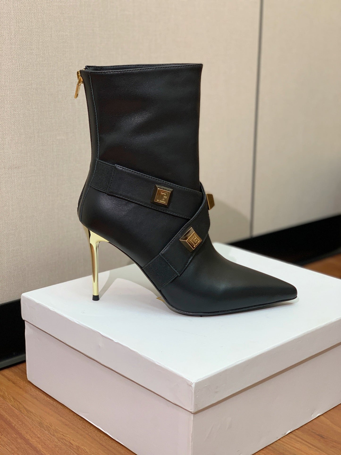ЧОБОТИ BALMAIN 26S 105 ММ З ЧОРНОЇ ТЕЛЯЧОЇ ШКІРИ ІЗ ЗОЛОТОЮ ФУРНІТУРОЮ СТИЛЬ 1