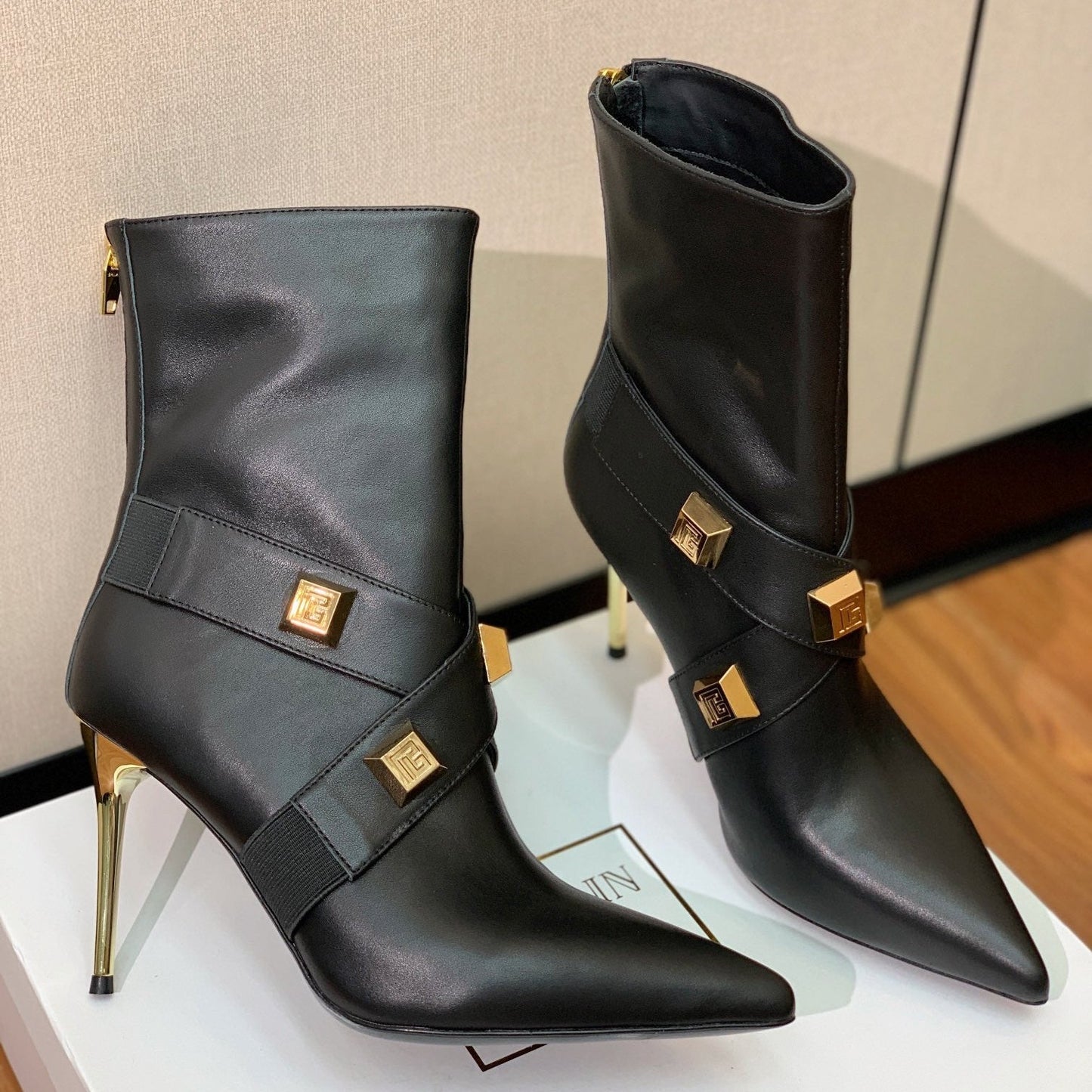 ЧОБОТИ BALMAIN 26S 105 ММ З ЧОРНОЇ ТЕЛЯЧОЇ ШКІРИ ІЗ ЗОЛОТОЮ ФУРНІТУРОЮ СТИЛЬ 1