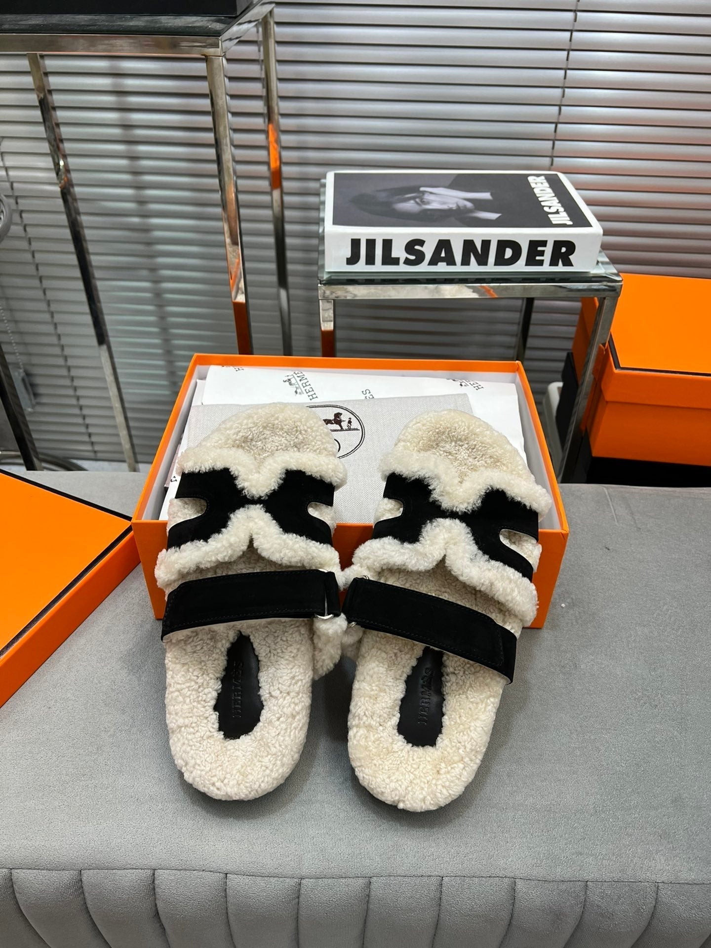 CHYPRE SLIPPERS IN BEIGE LAMB WOOL AND BLACK SUEDE - 35