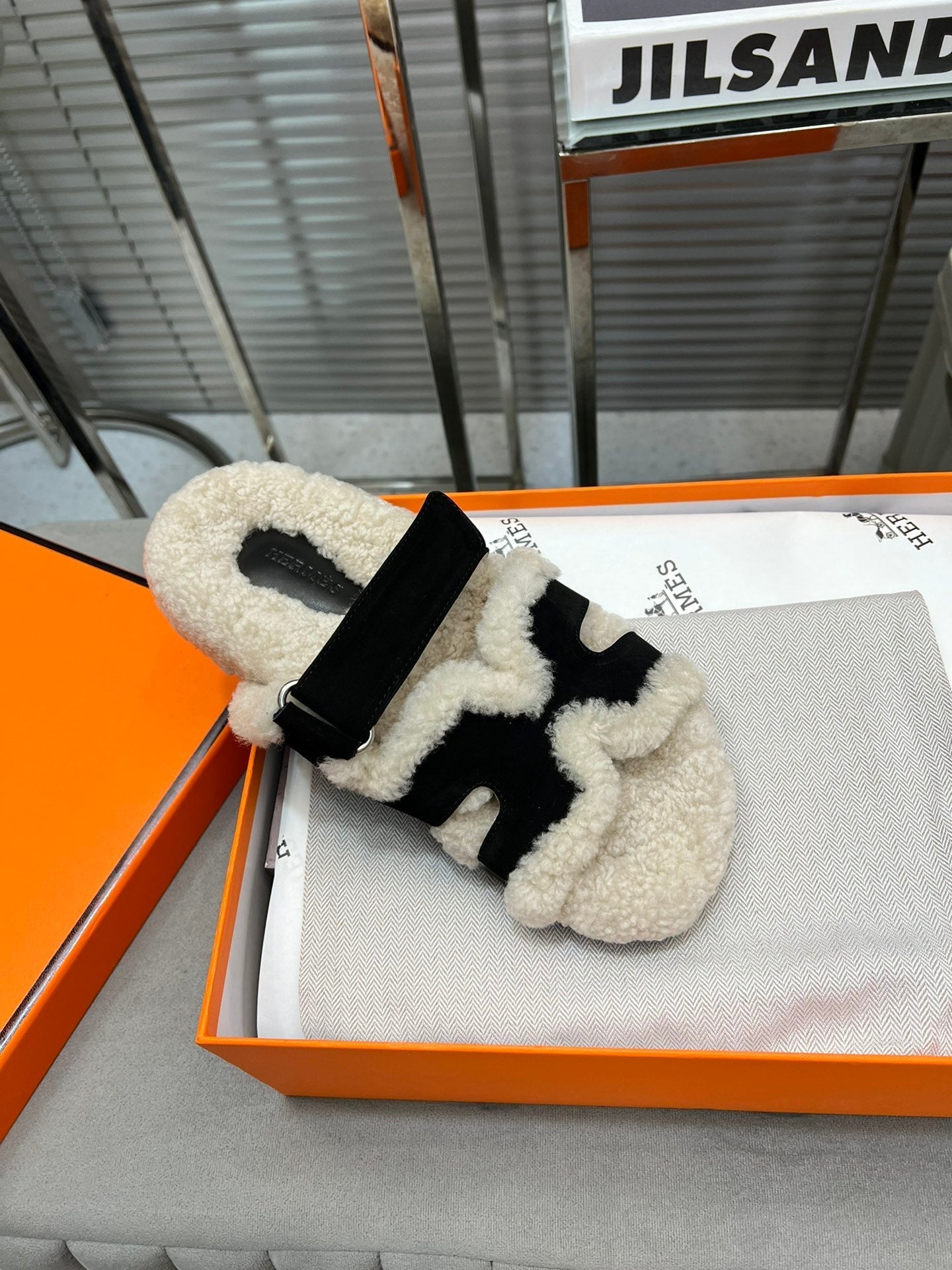 CHYPRE SLIPPERS IN BEIGE LAMB WOOL AND BLACK SUEDE - 35