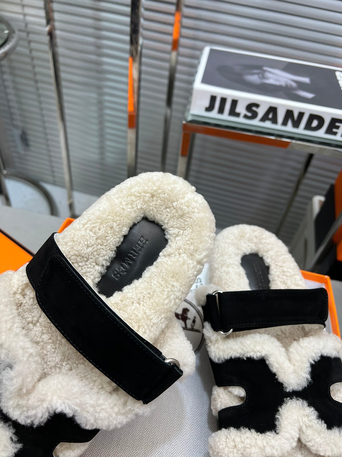 CHYPRE SLIPPERS IN BEIGE LAMB WOOL AND BLACK SUEDE - 35