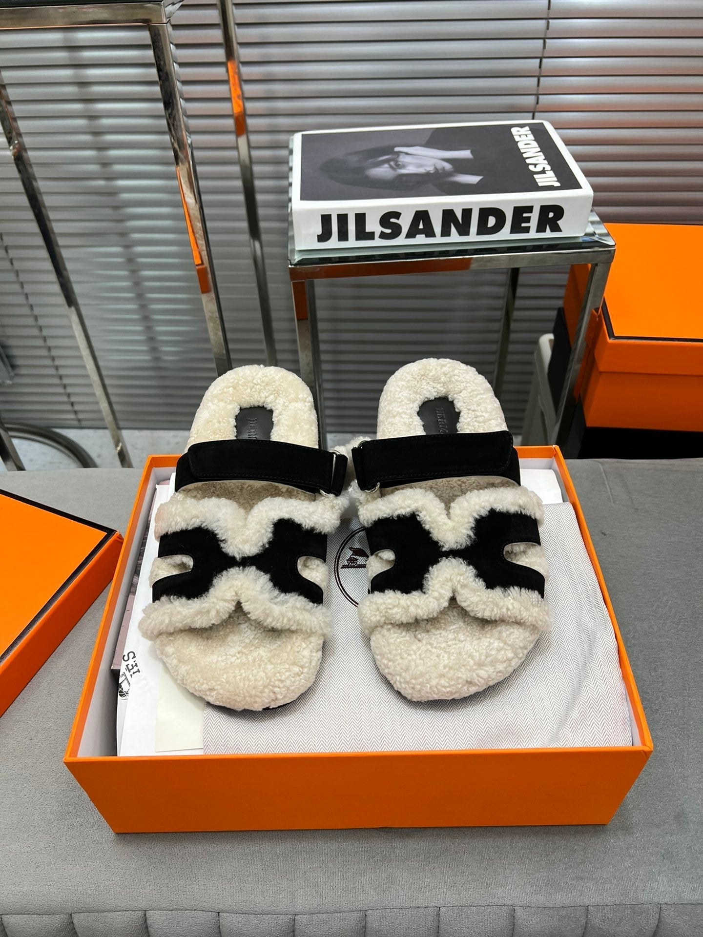 CHYPRE SLIPPERS IN BEIGE LAMB WOOL AND BLACK SUEDE - 35