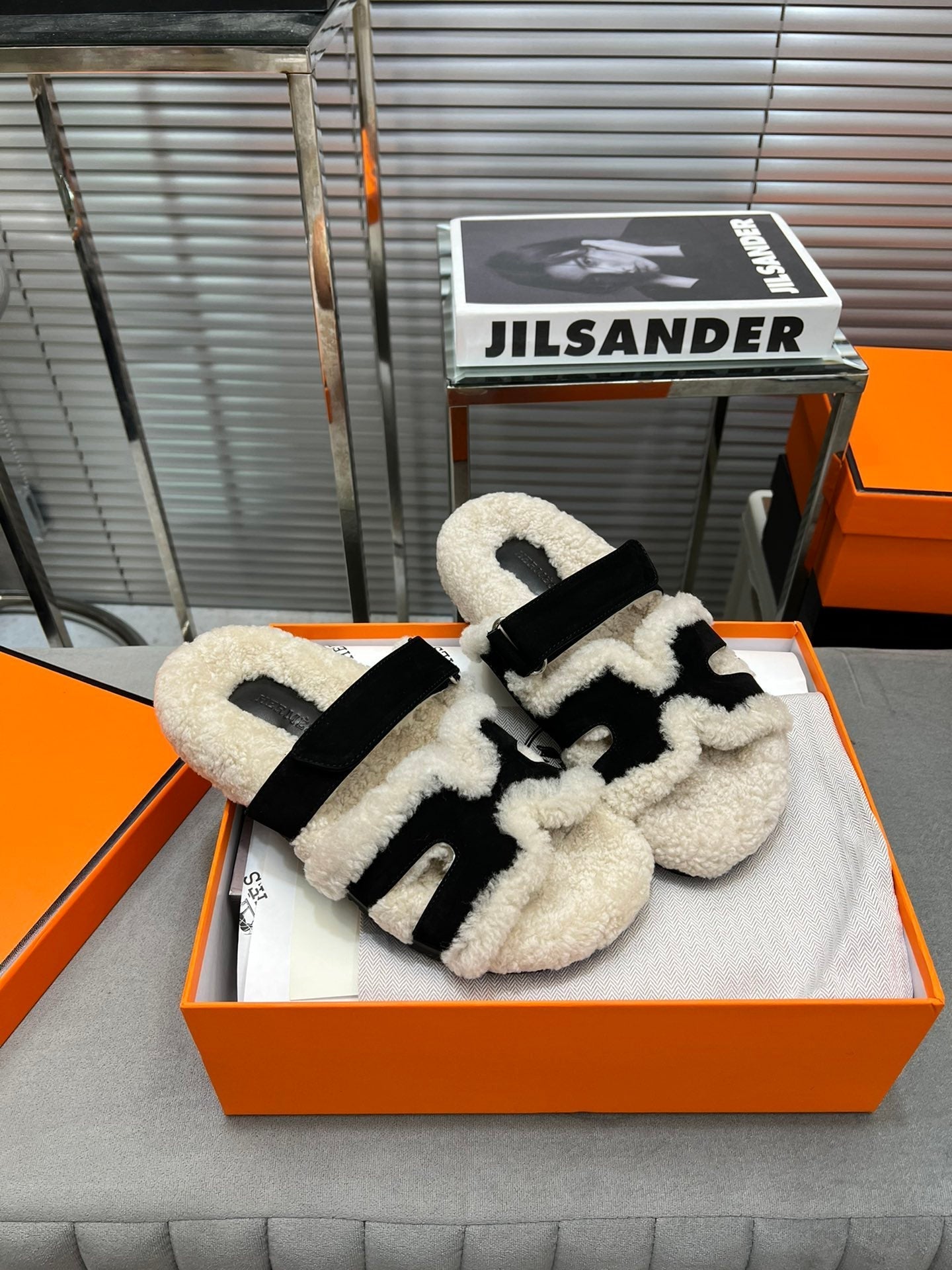CHYPRE SLIPPERS IN BEIGE LAMB WOOL AND BLACK SUEDE - 35