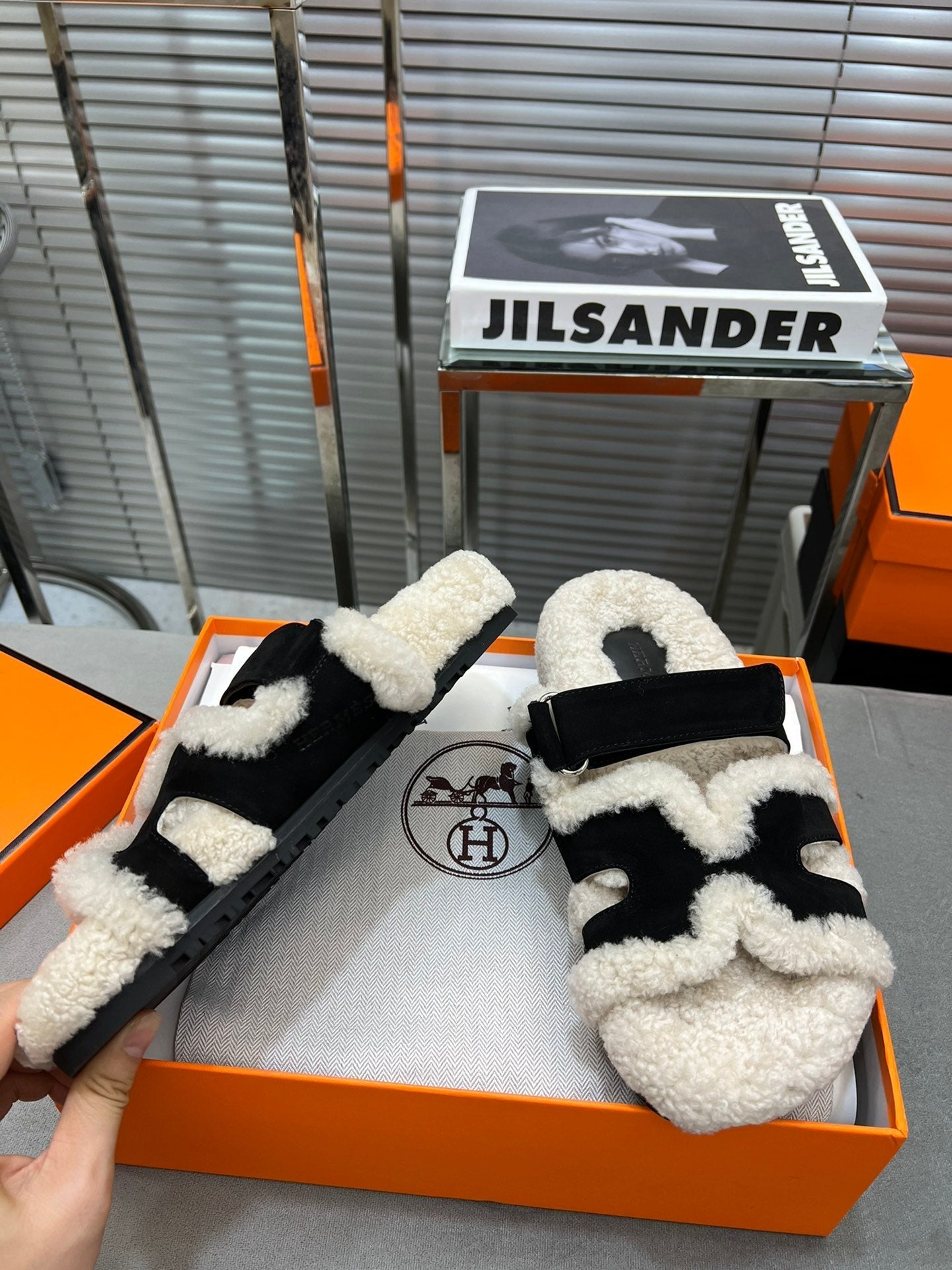 CHYPRE SLIPPERS IN BEIGE LAMB WOOL AND BLACK SUEDE - 35