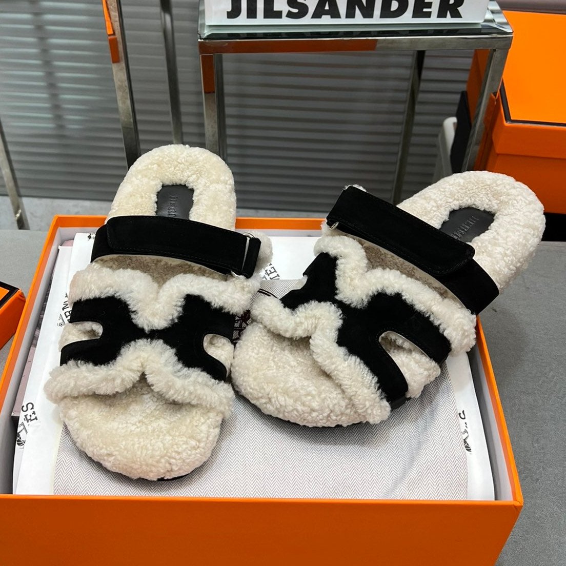 CHYPRE SLIPPERS IN BEIGE LAMB WOOL AND BLACK SUEDE - 35